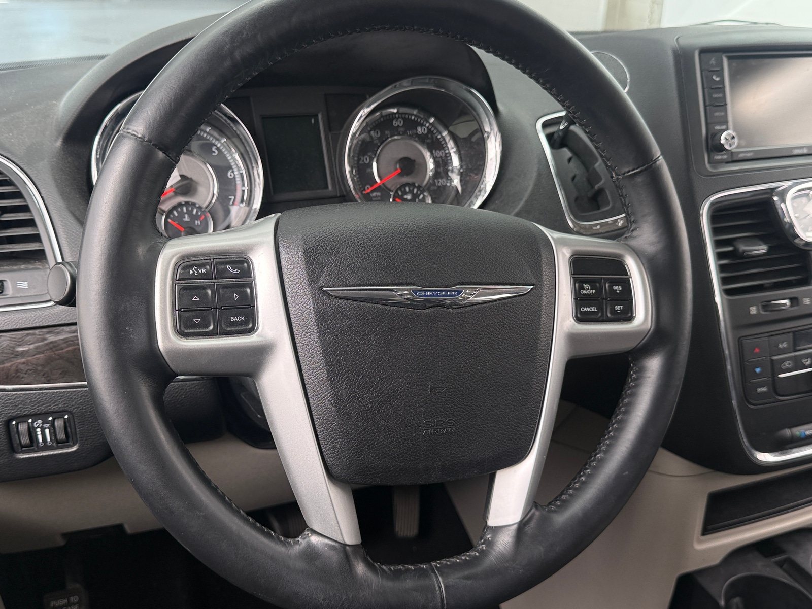 Thumbnail: 2016 Chrysler Town & Country - 4