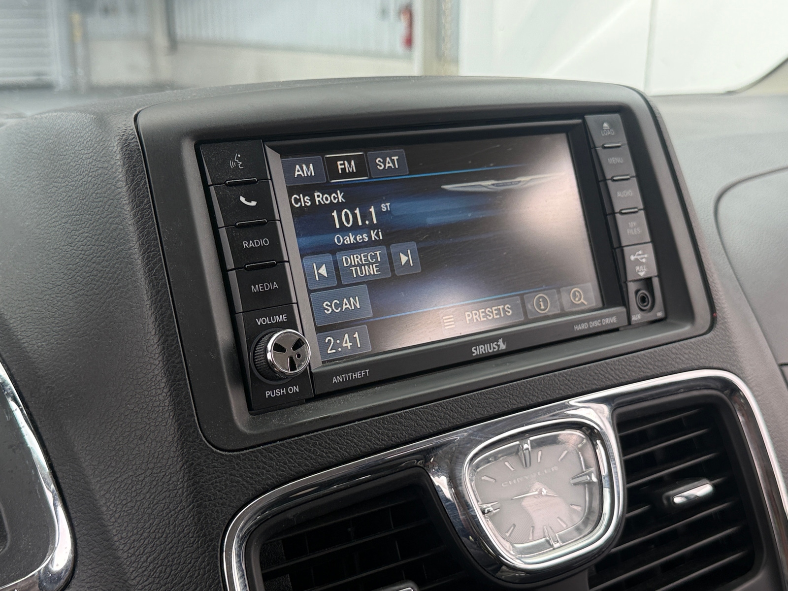 Thumbnail: 2016 Chrysler Town & Country - 3