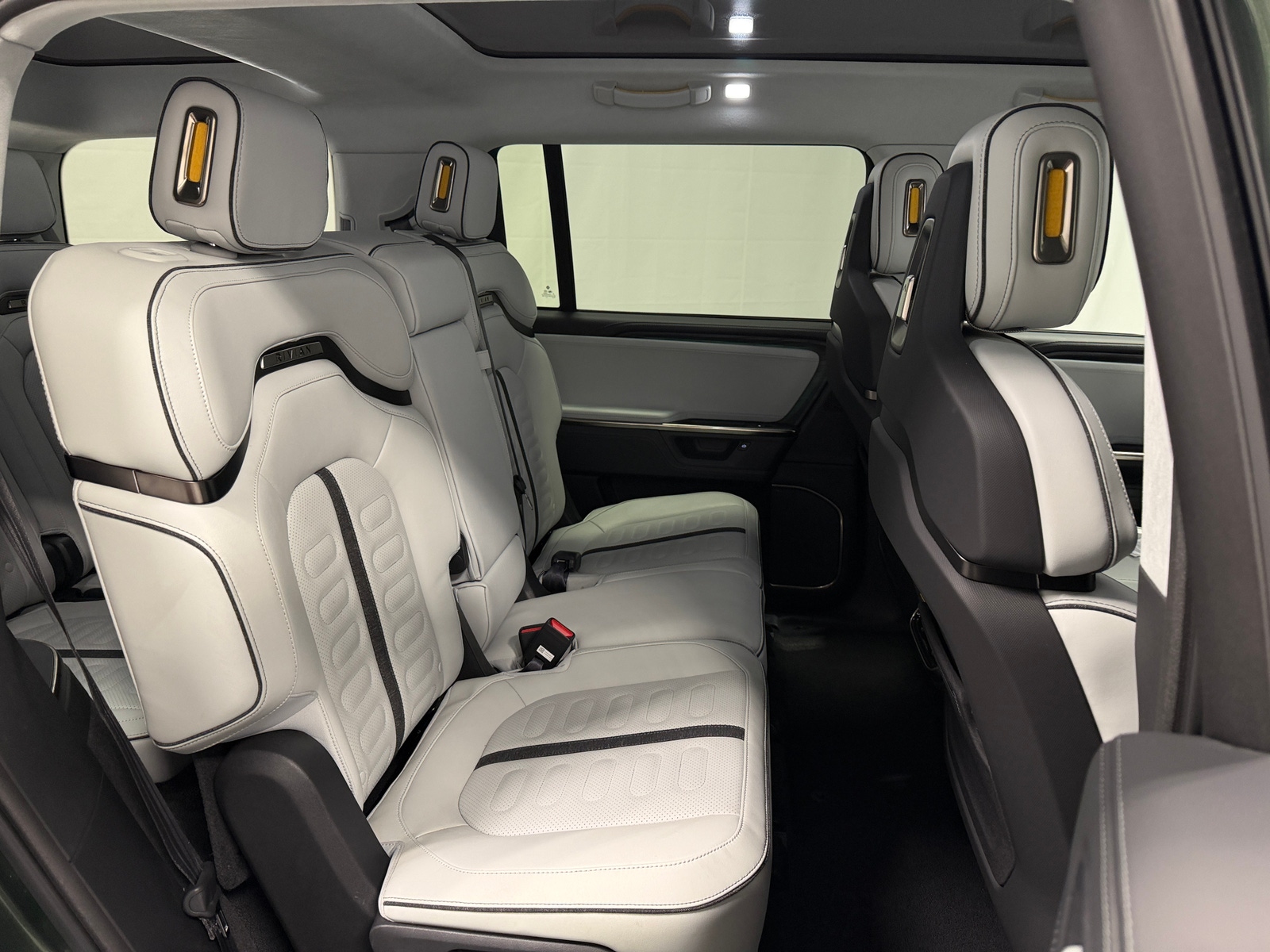 Thumbnail: 2025 Rivian R1S - 5