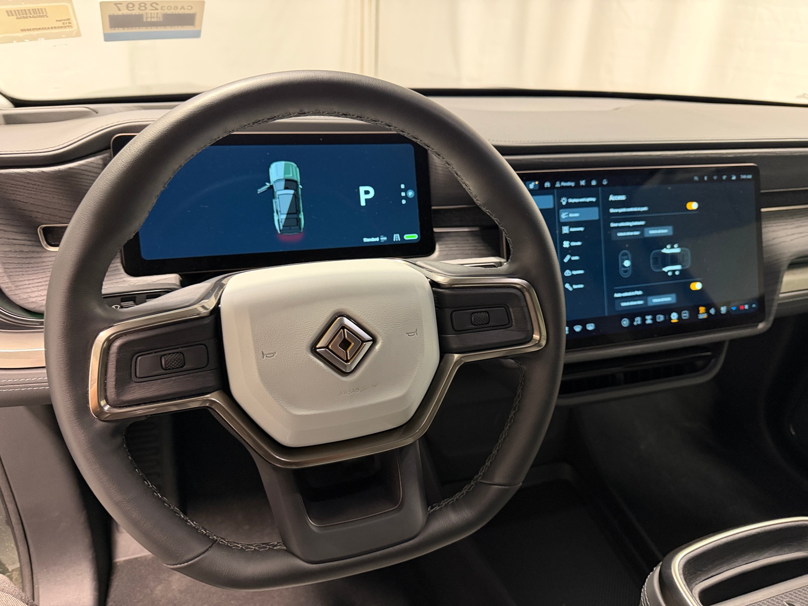 Thumbnail: 2025 Rivian R1S - 4