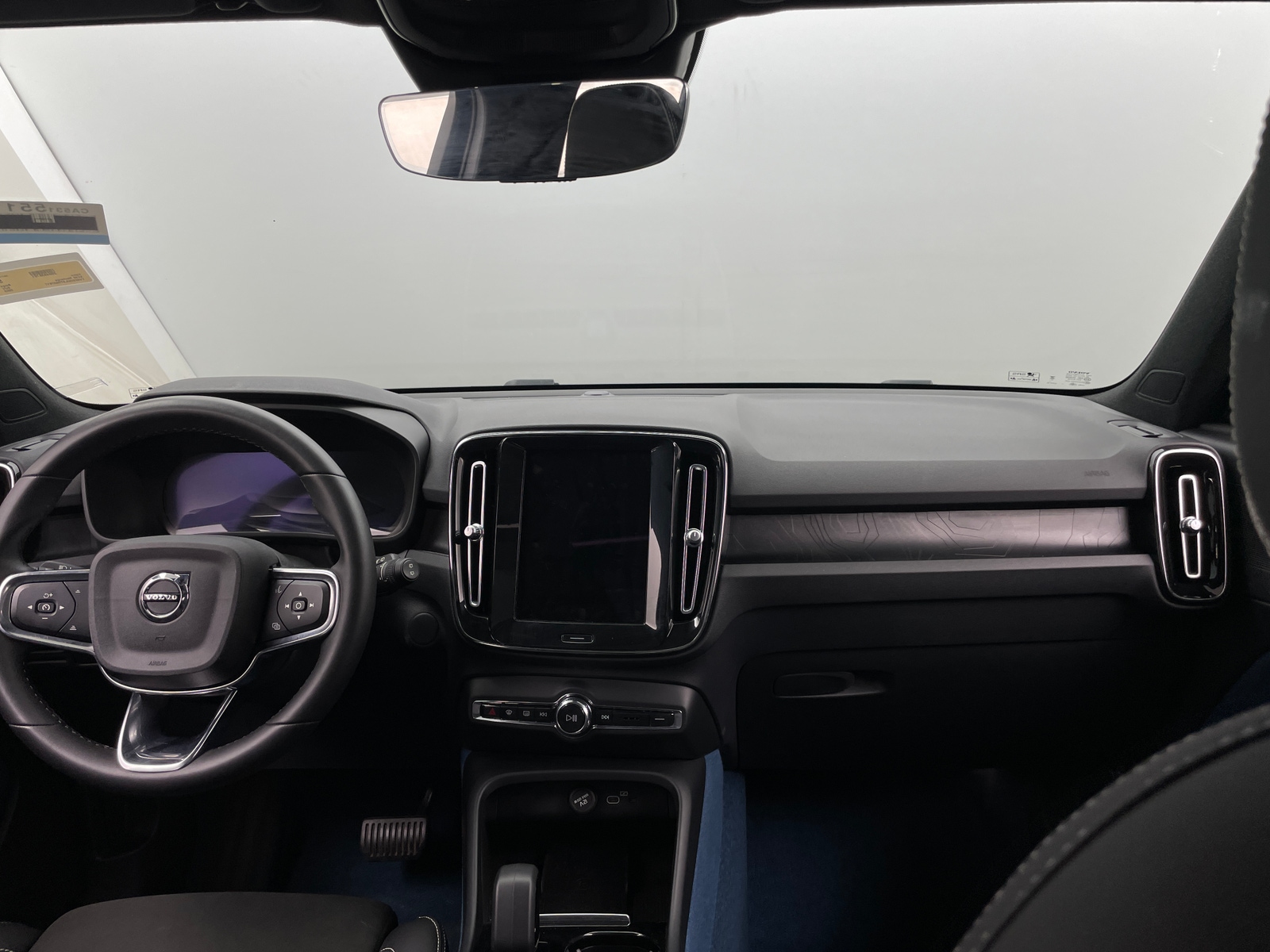 Thumbnail: 2023 Volvo XC40 - 3