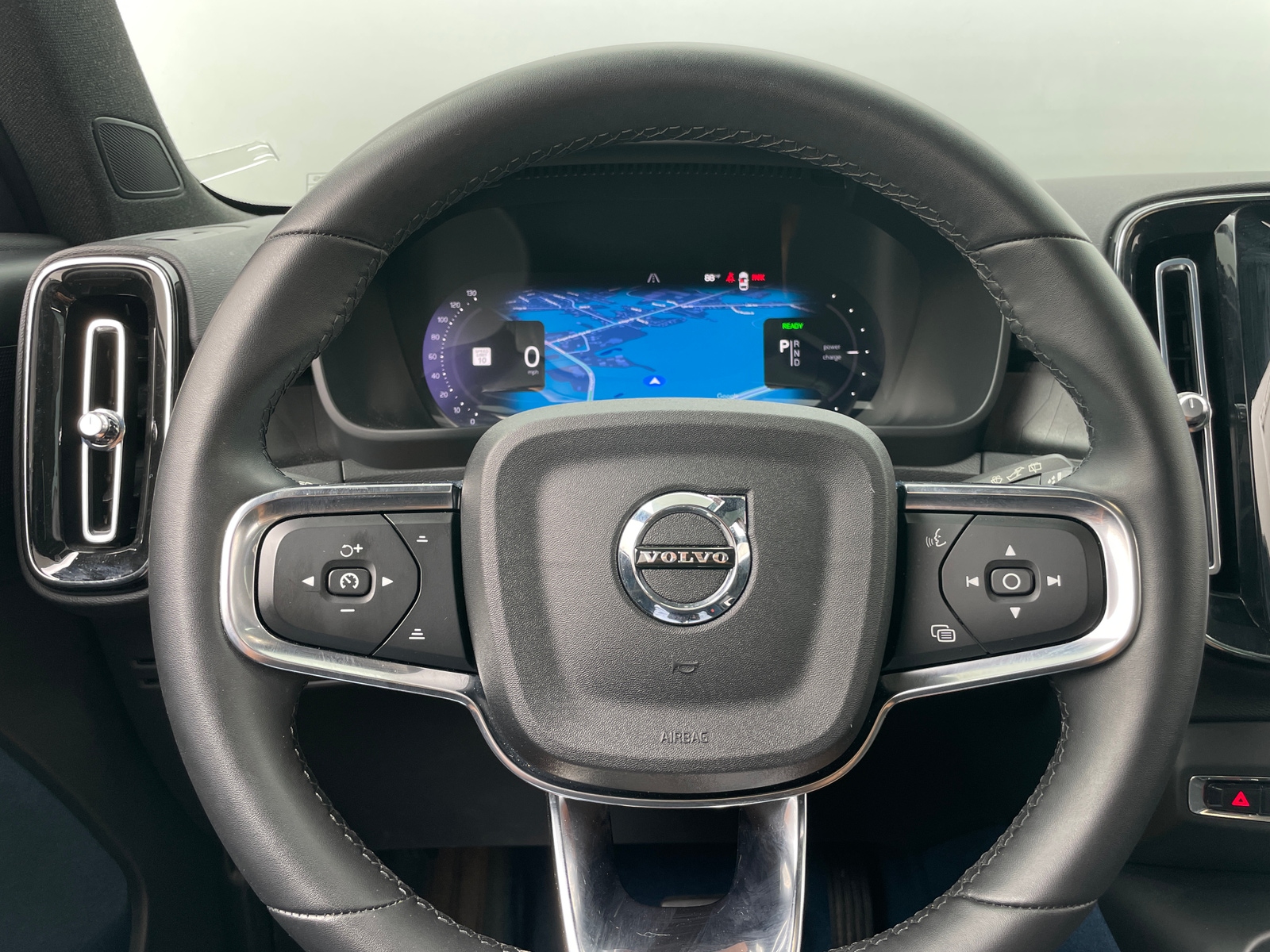 Thumbnail: 2023 Volvo XC40 - 5
