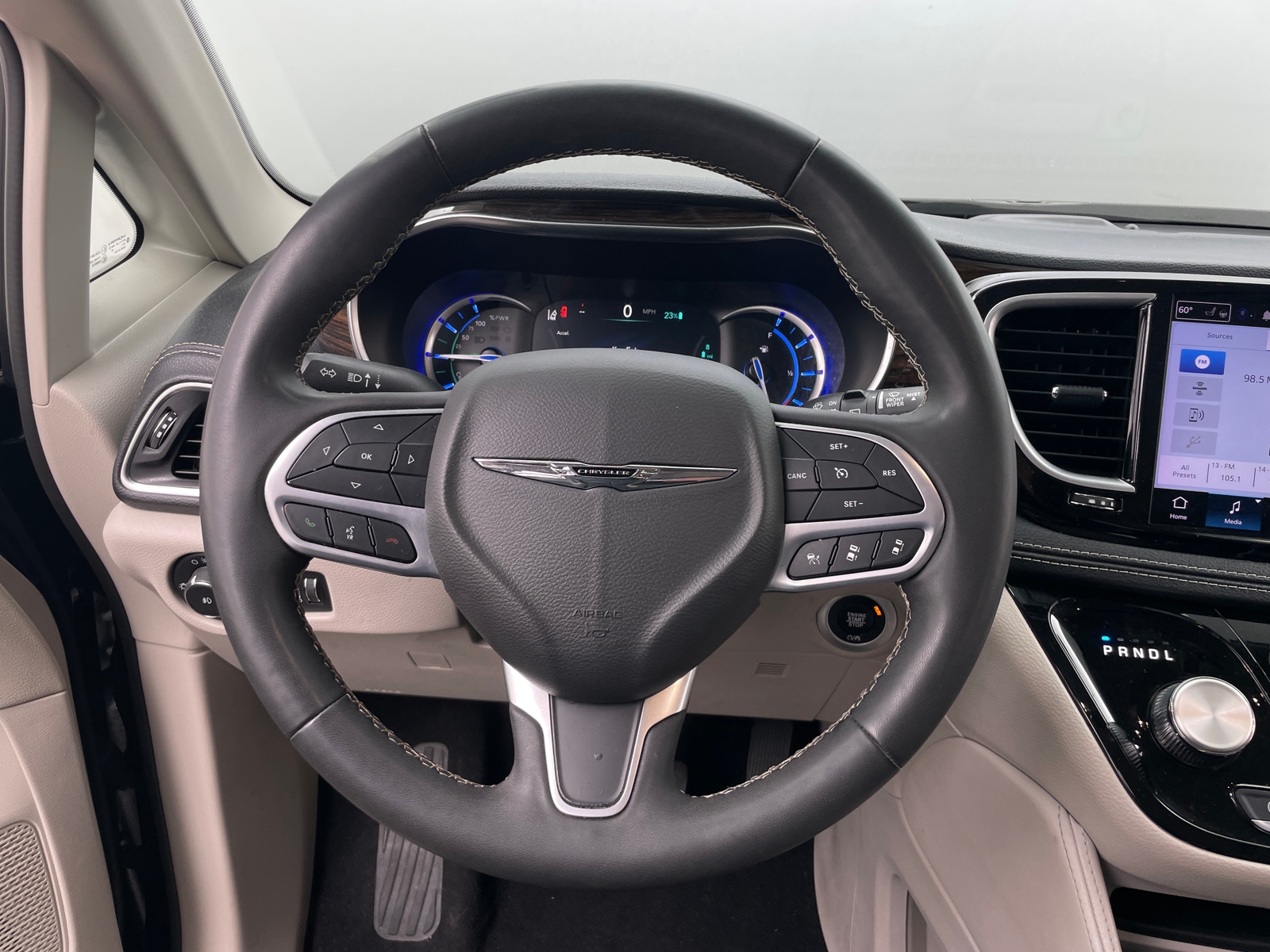 Thumbnail: 2023 Chrysler Pacifica - 4