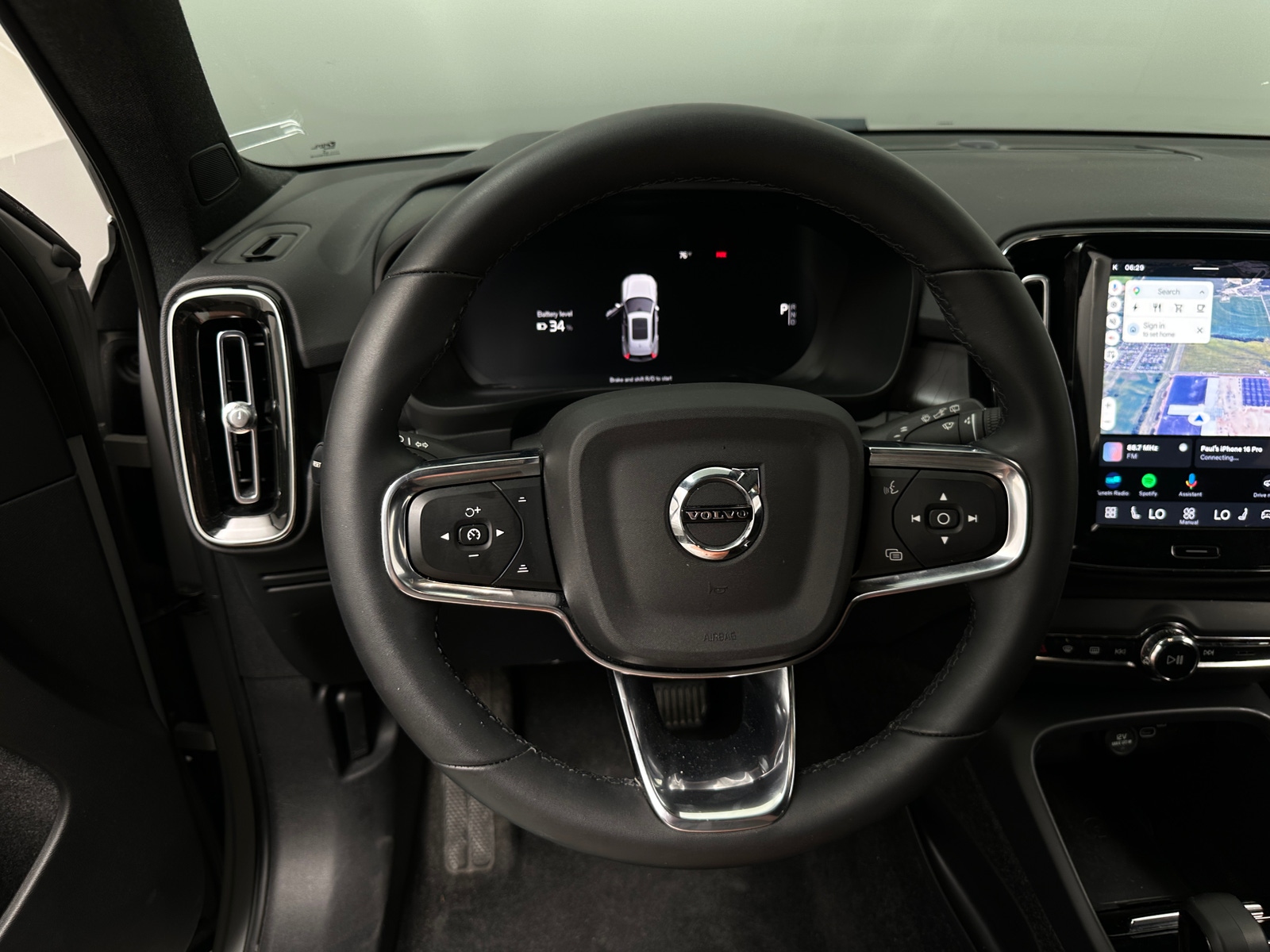 Thumbnail: 2023 Volvo XC40 - 4
