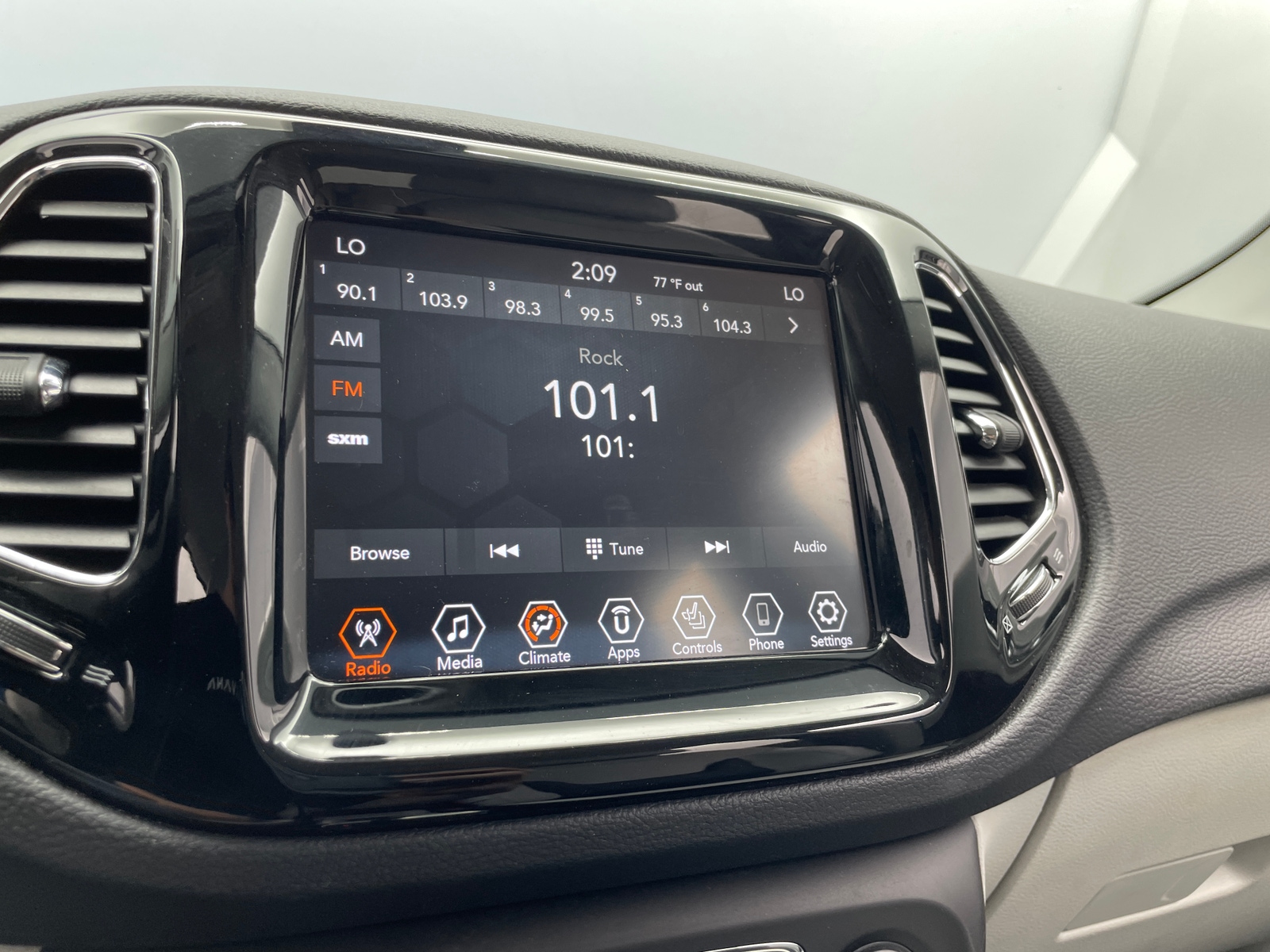 Thumbnail: 2019 Jeep Compass - 3