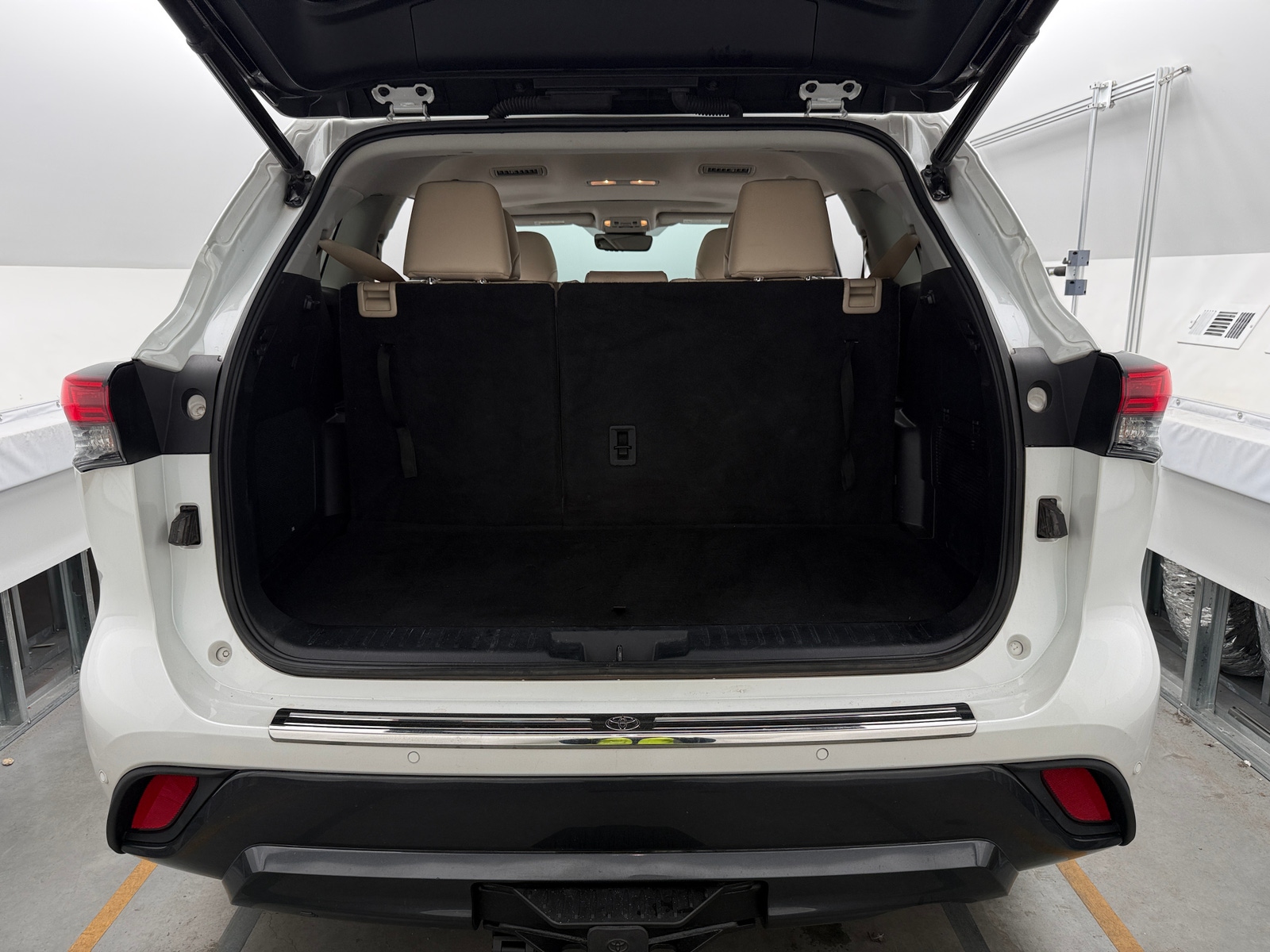 Thumbnail: 2023 Toyota Highlander - 6