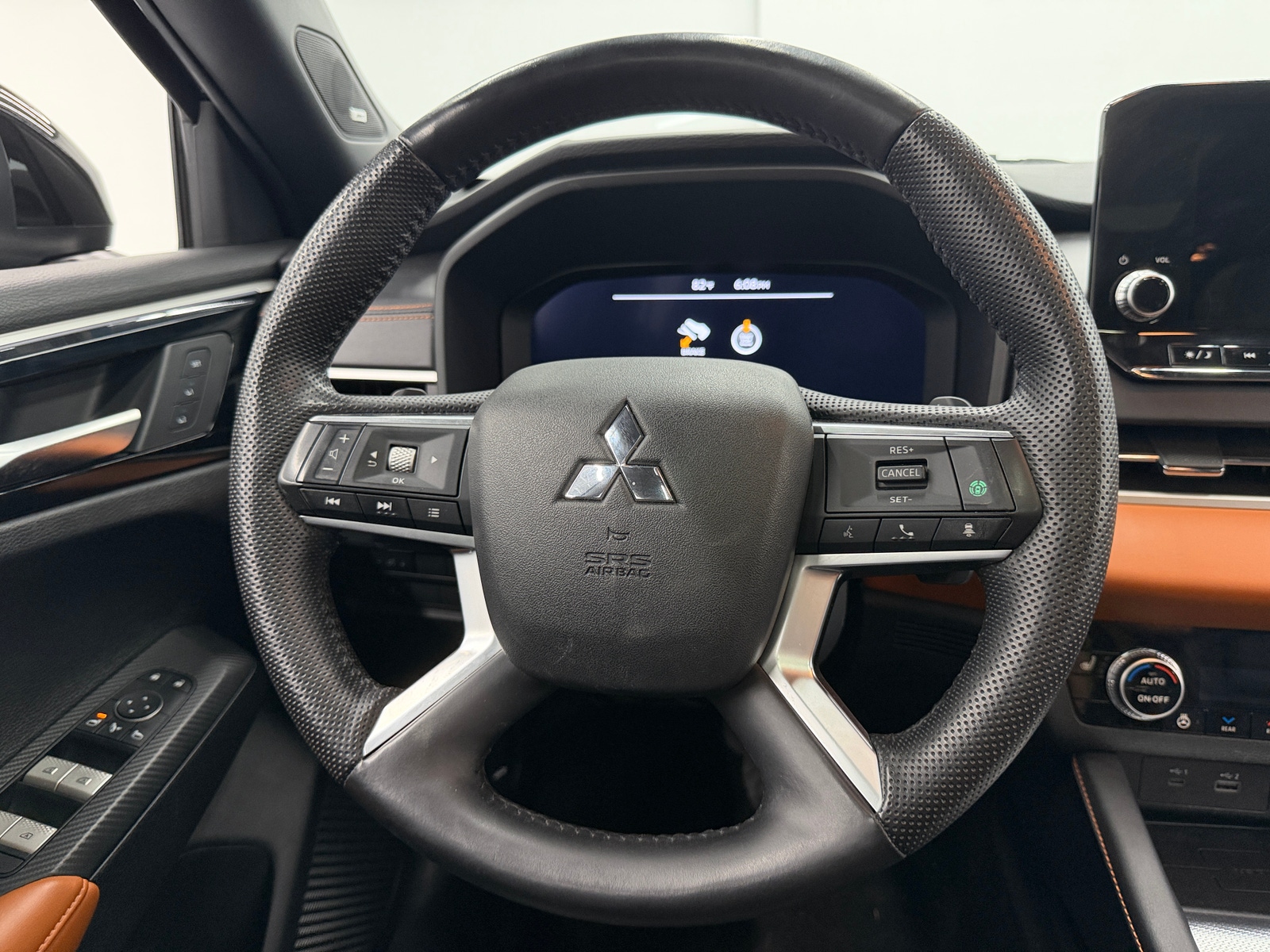 Thumbnail: 2023 Mitsubishi Outlander - 4