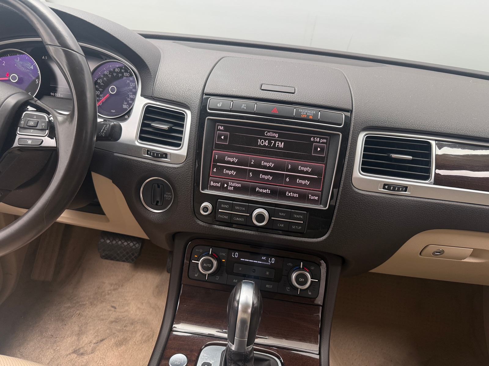 Thumbnail: 2016 Volkswagen Touareg - 4