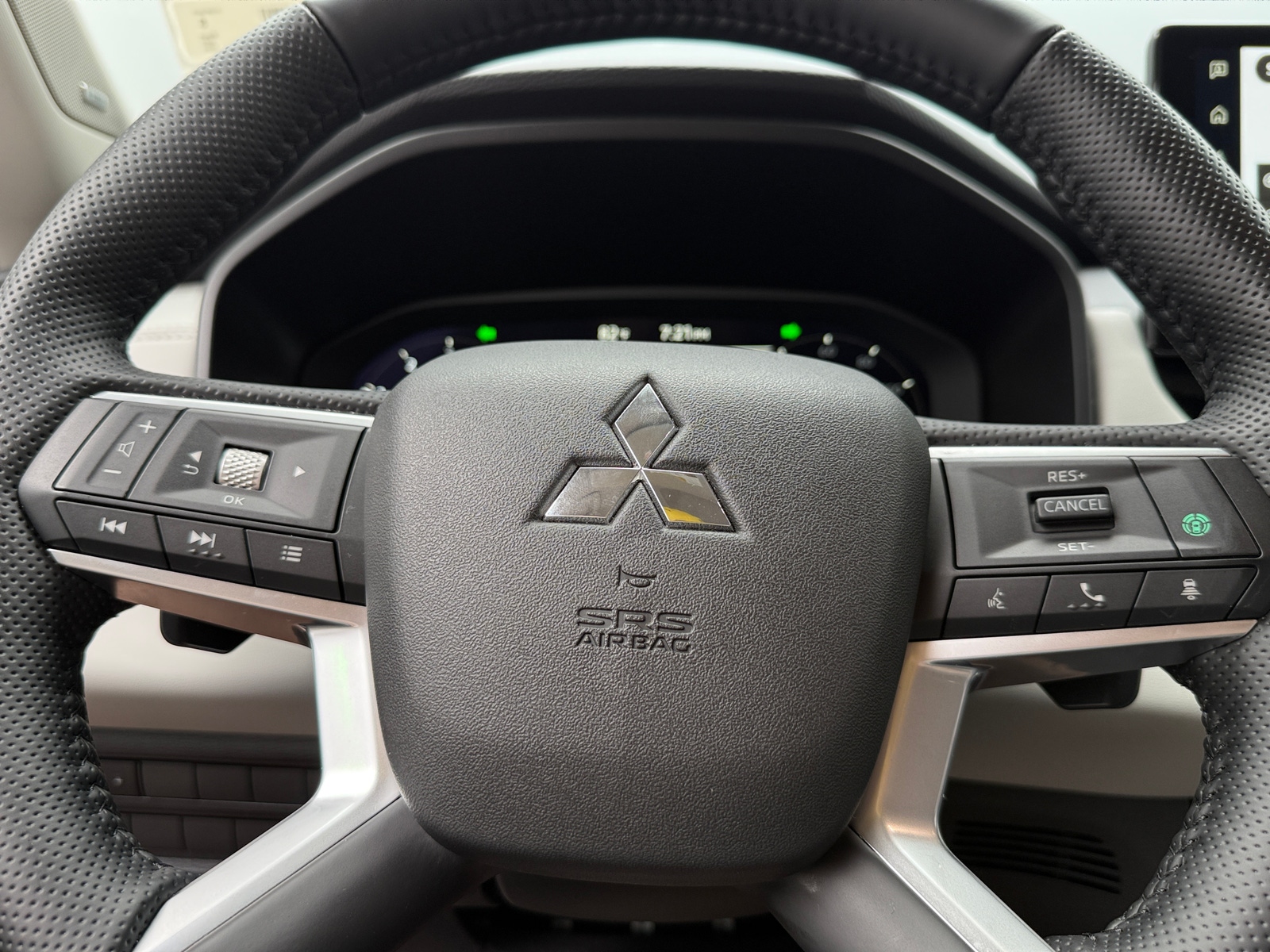 Thumbnail: 2025 Mitsubishi Outlander - 4