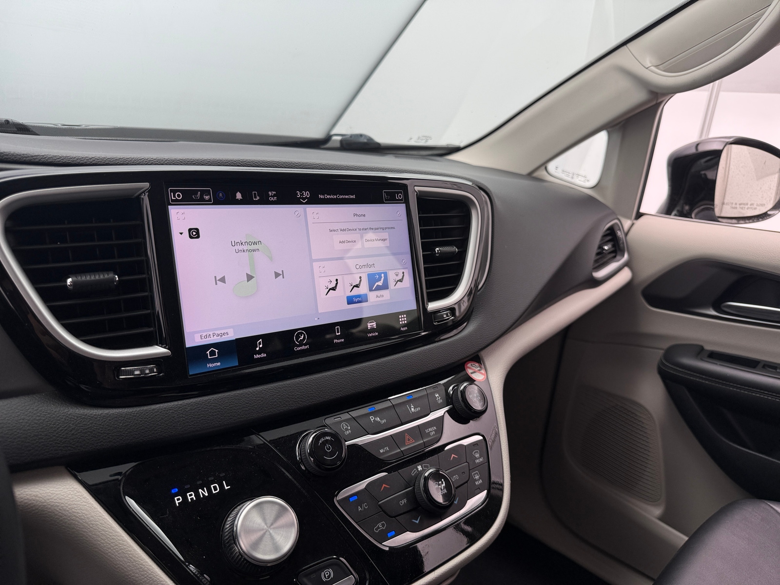 Thumbnail: 2024 Chrysler Pacifica - 3