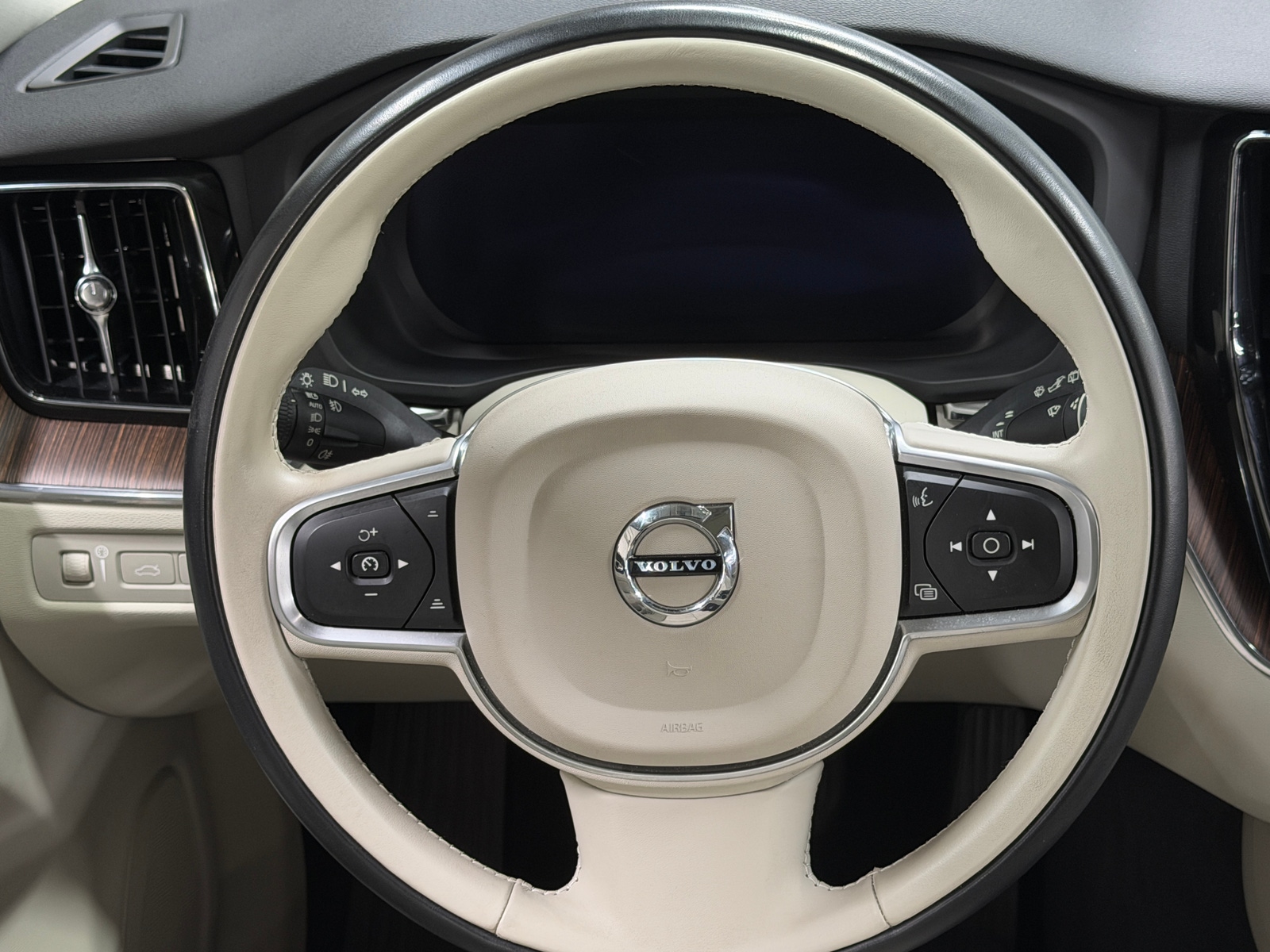 Thumbnail: 2022 Volvo XC60 - 4