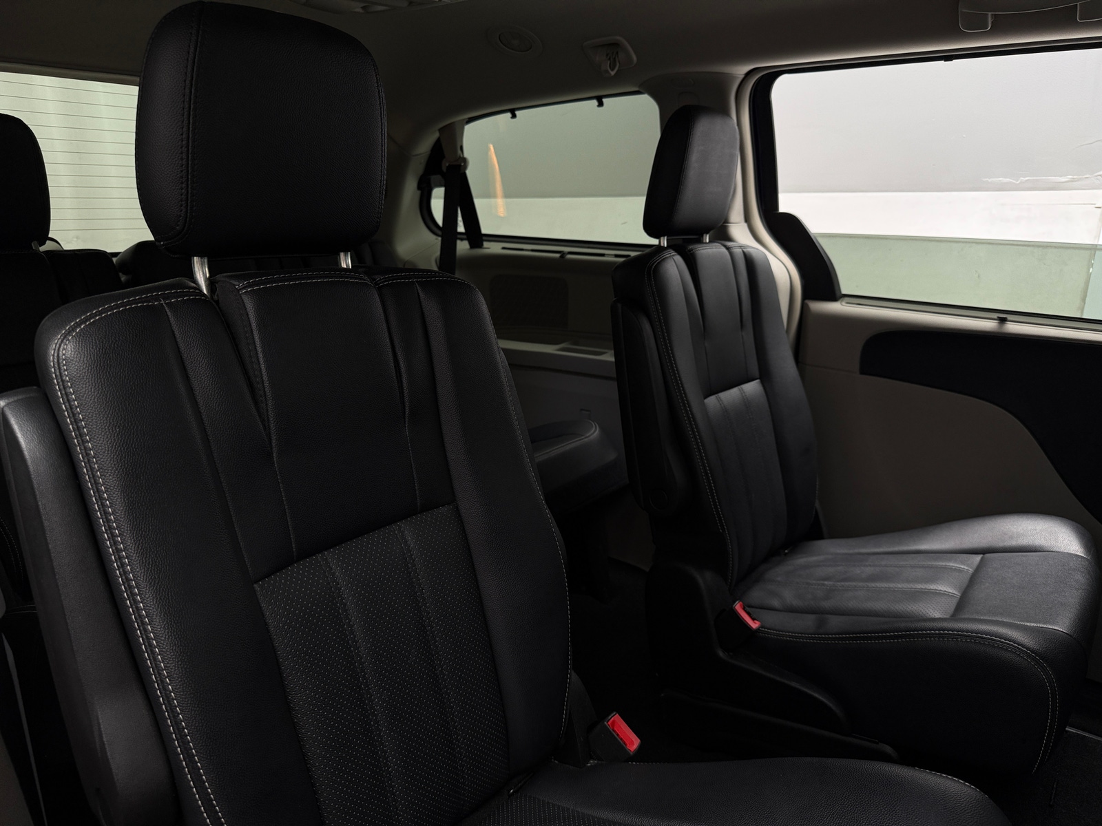 Thumbnail: 2015 Chrysler Town & Country - 5