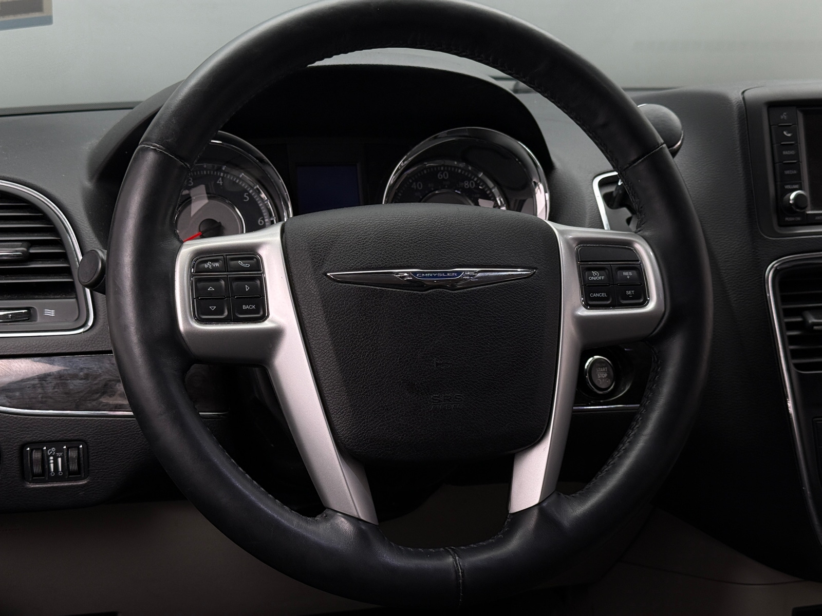 Thumbnail: 2015 Chrysler Town & Country - 4