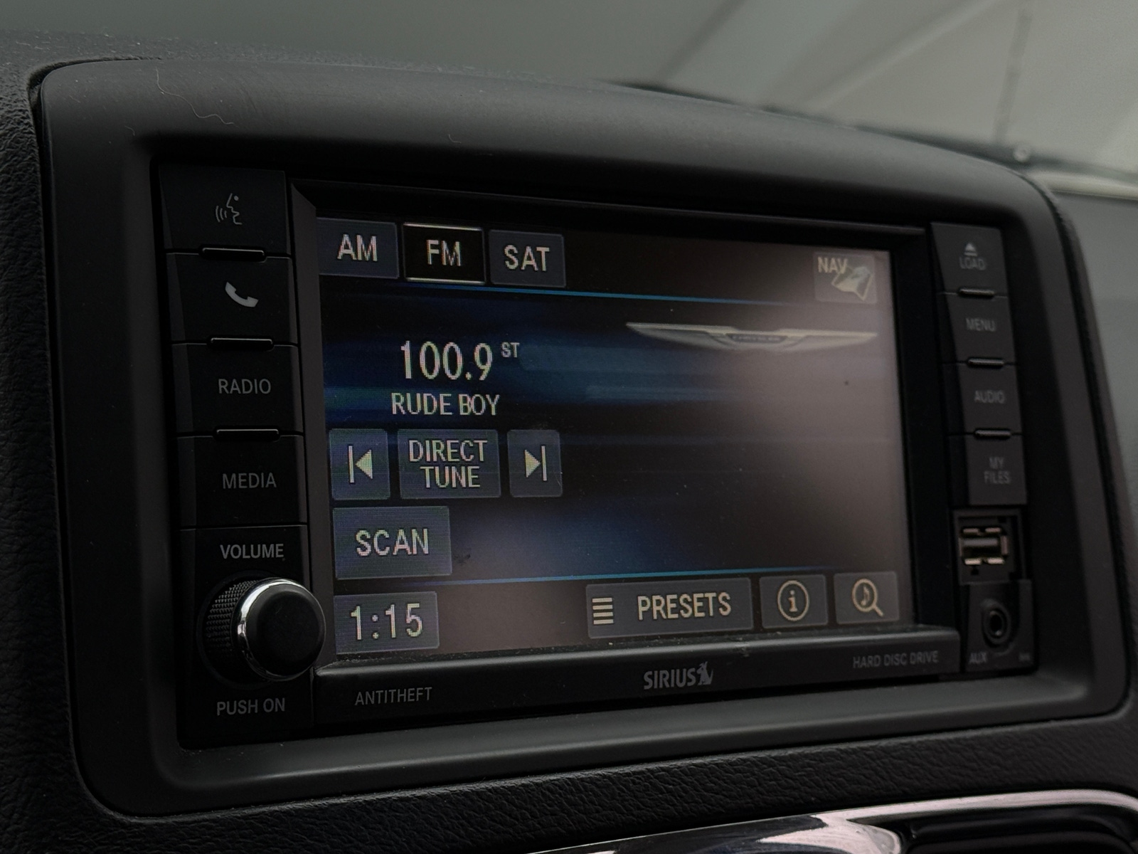 Thumbnail: 2015 Chrysler Town & Country - 3