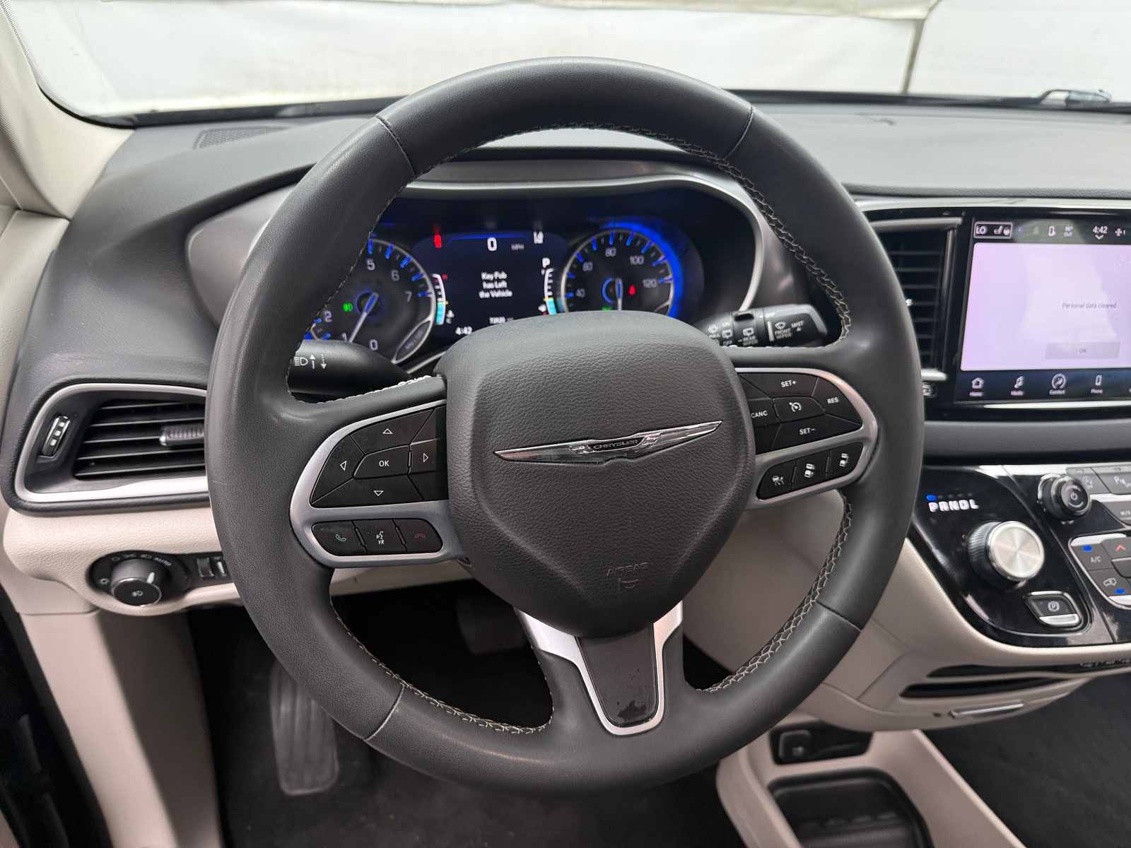 Thumbnail: 2023 Chrysler Pacifica - 4