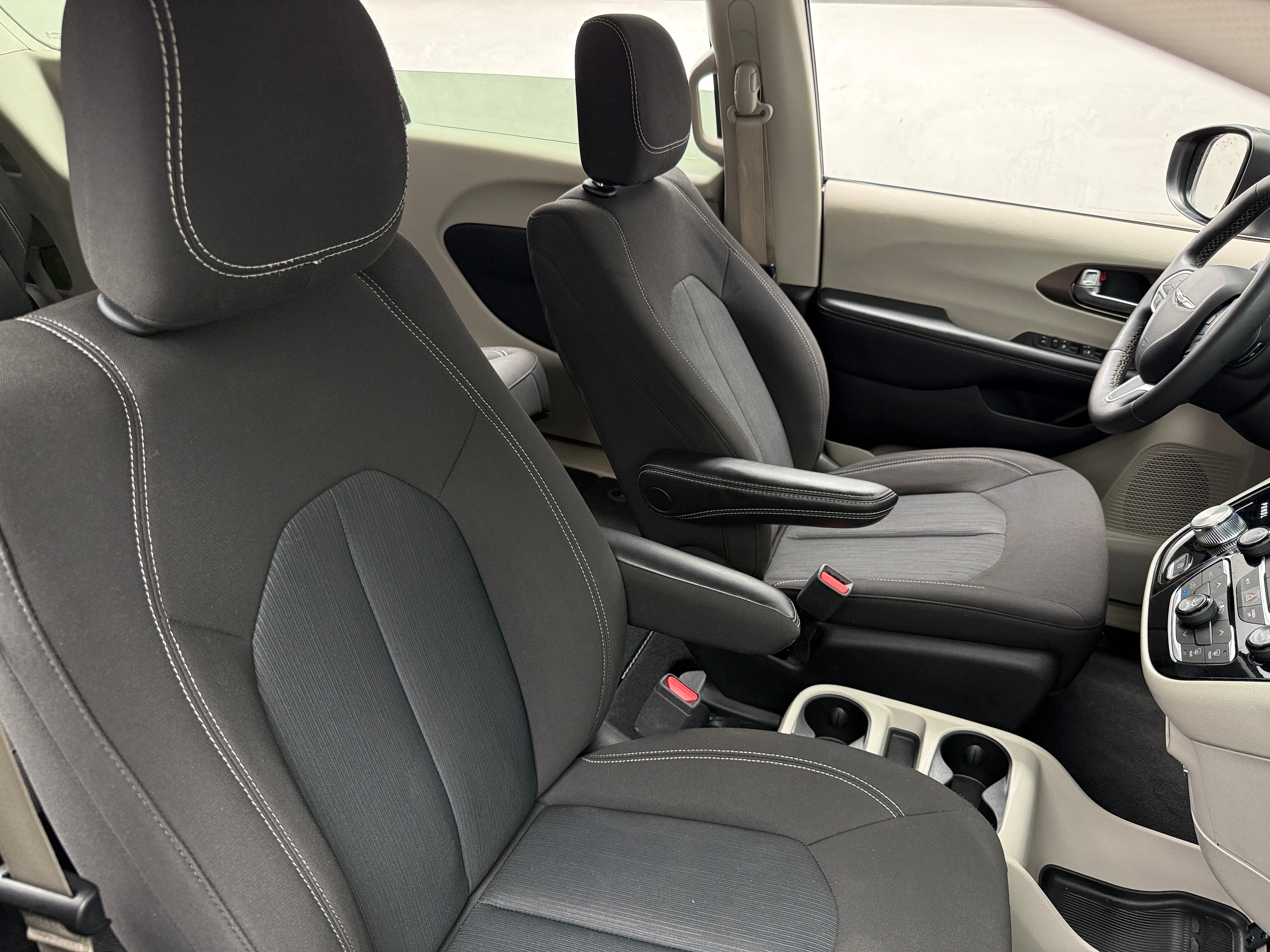 2023 Chrysler Voyager LX - Photo 3