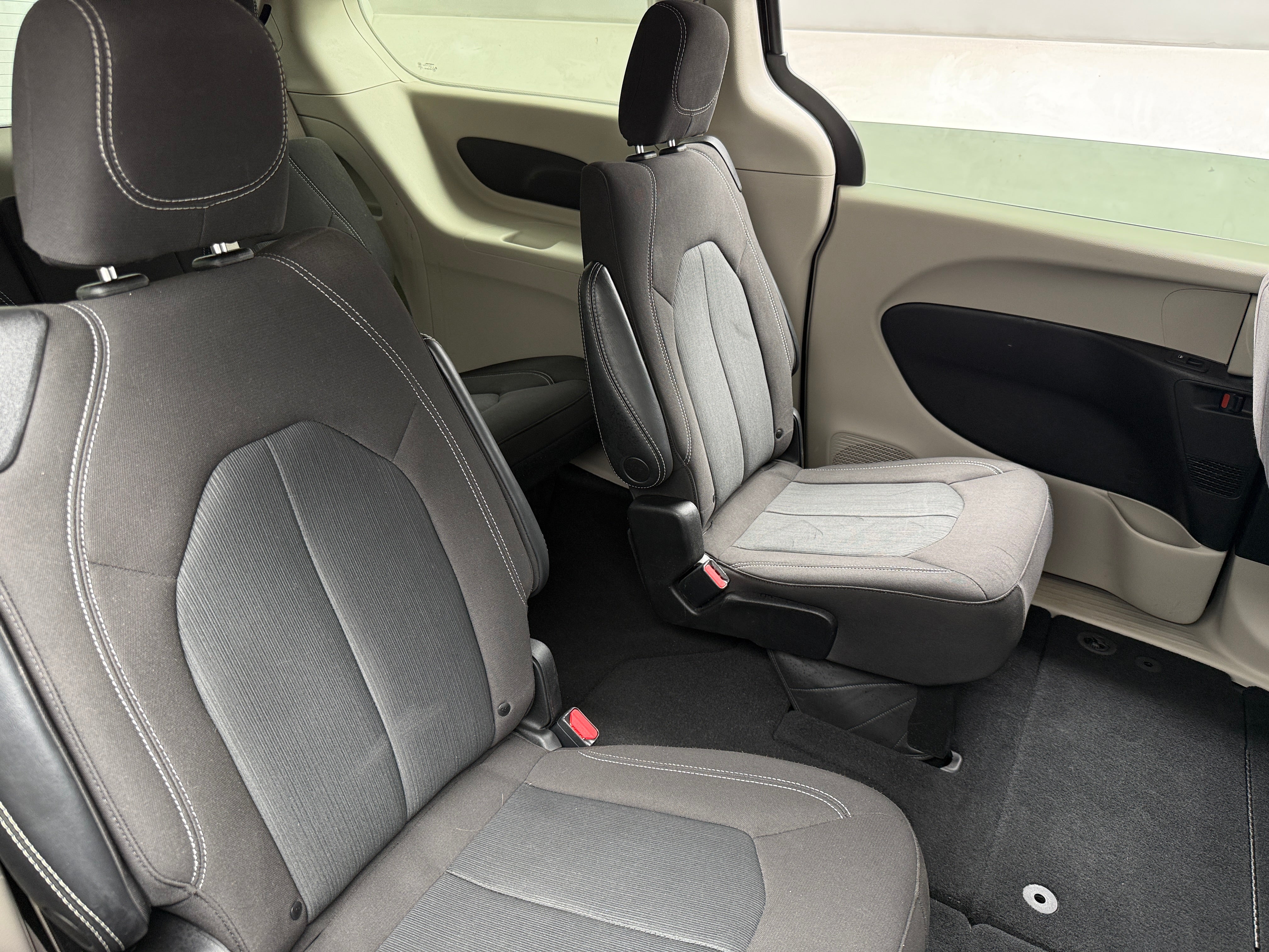 2023 Chrysler Voyager LX - Photo 4