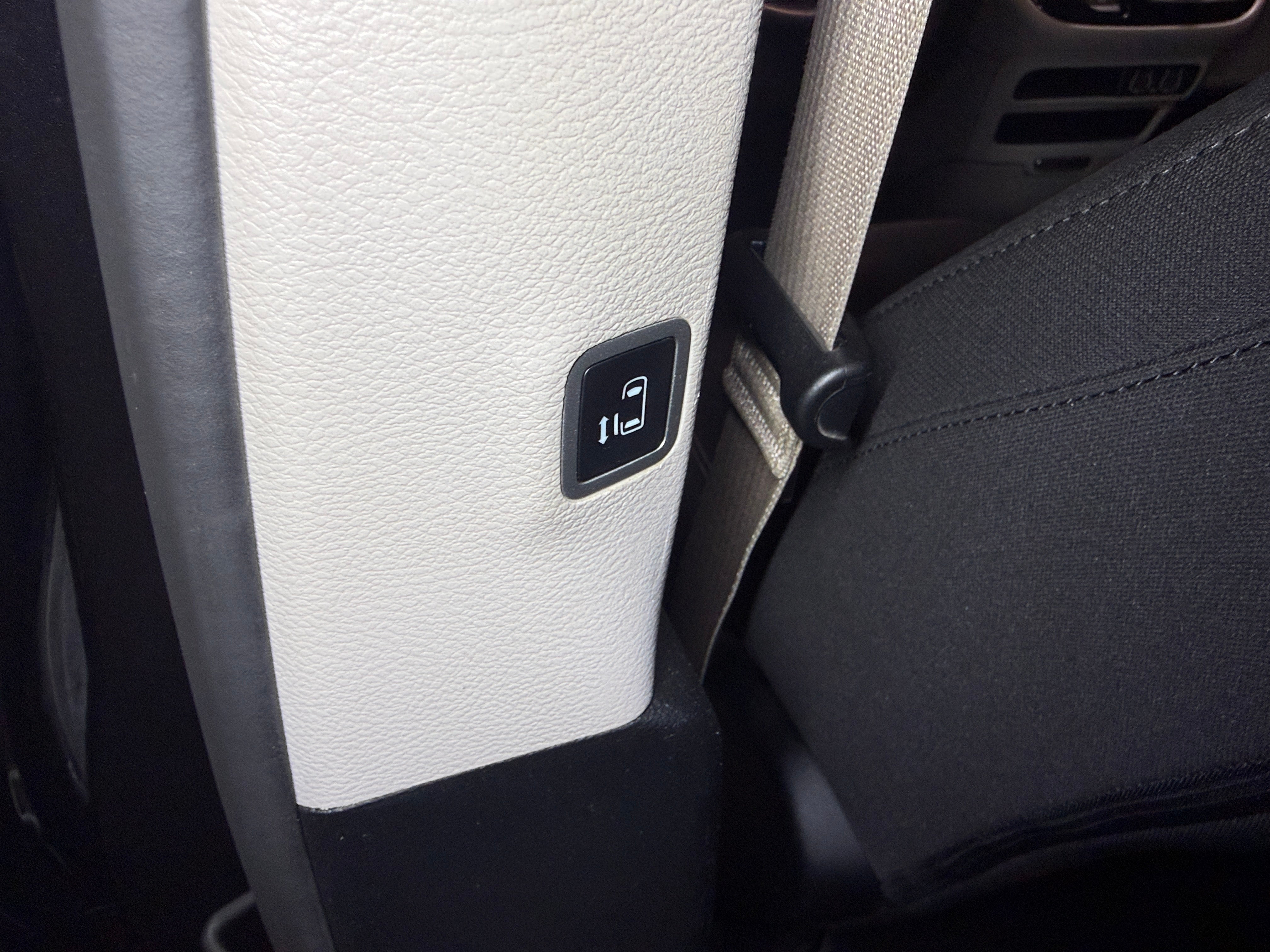 2023 Chrysler Voyager LX - Photo 6