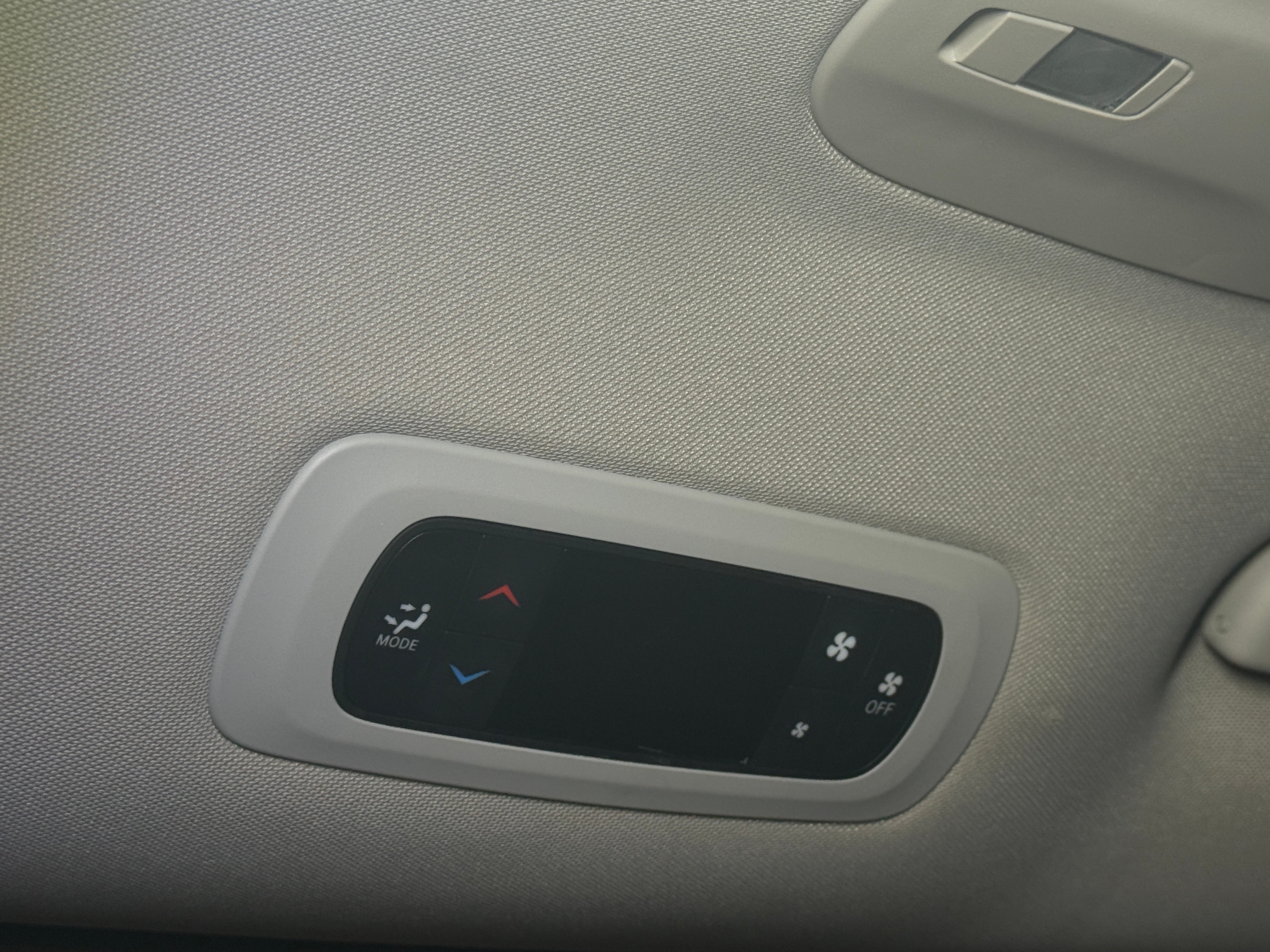 2023 Chrysler Voyager LX - Photo 7