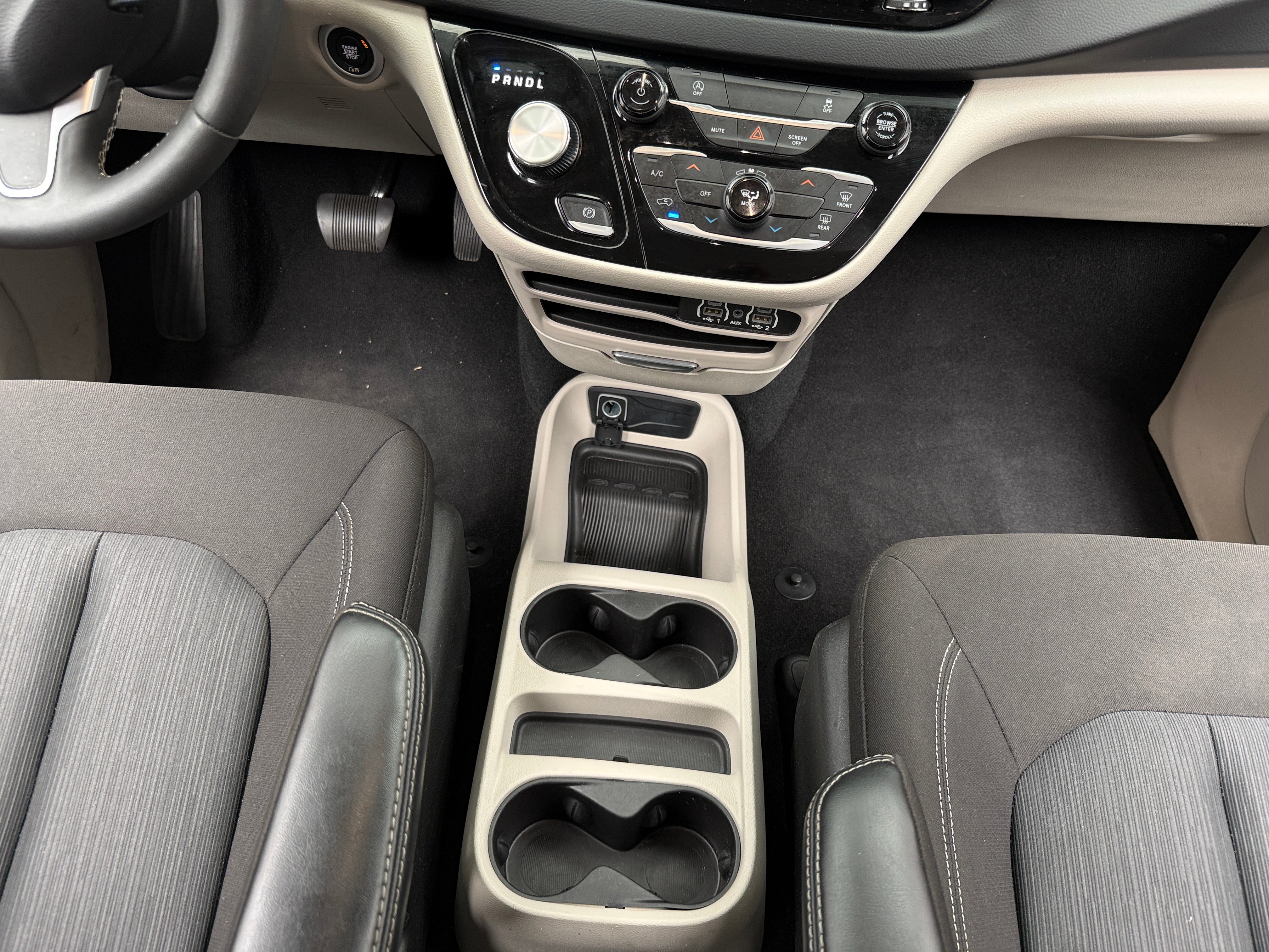 2023 Chrysler Voyager LX - Photo 9