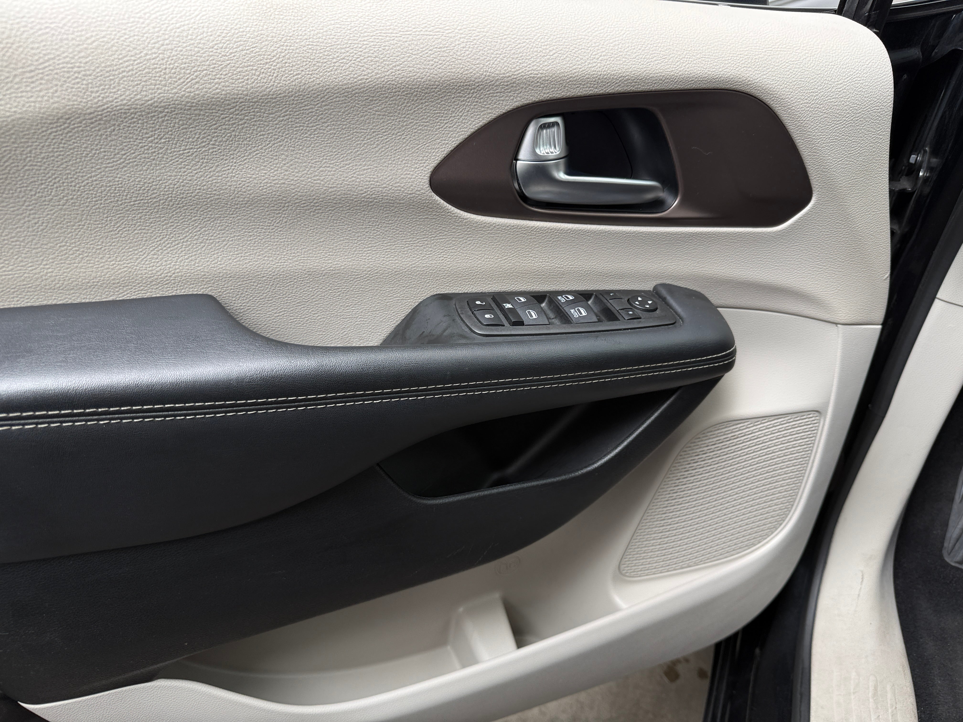 2023 Chrysler Voyager LX - Photo 13