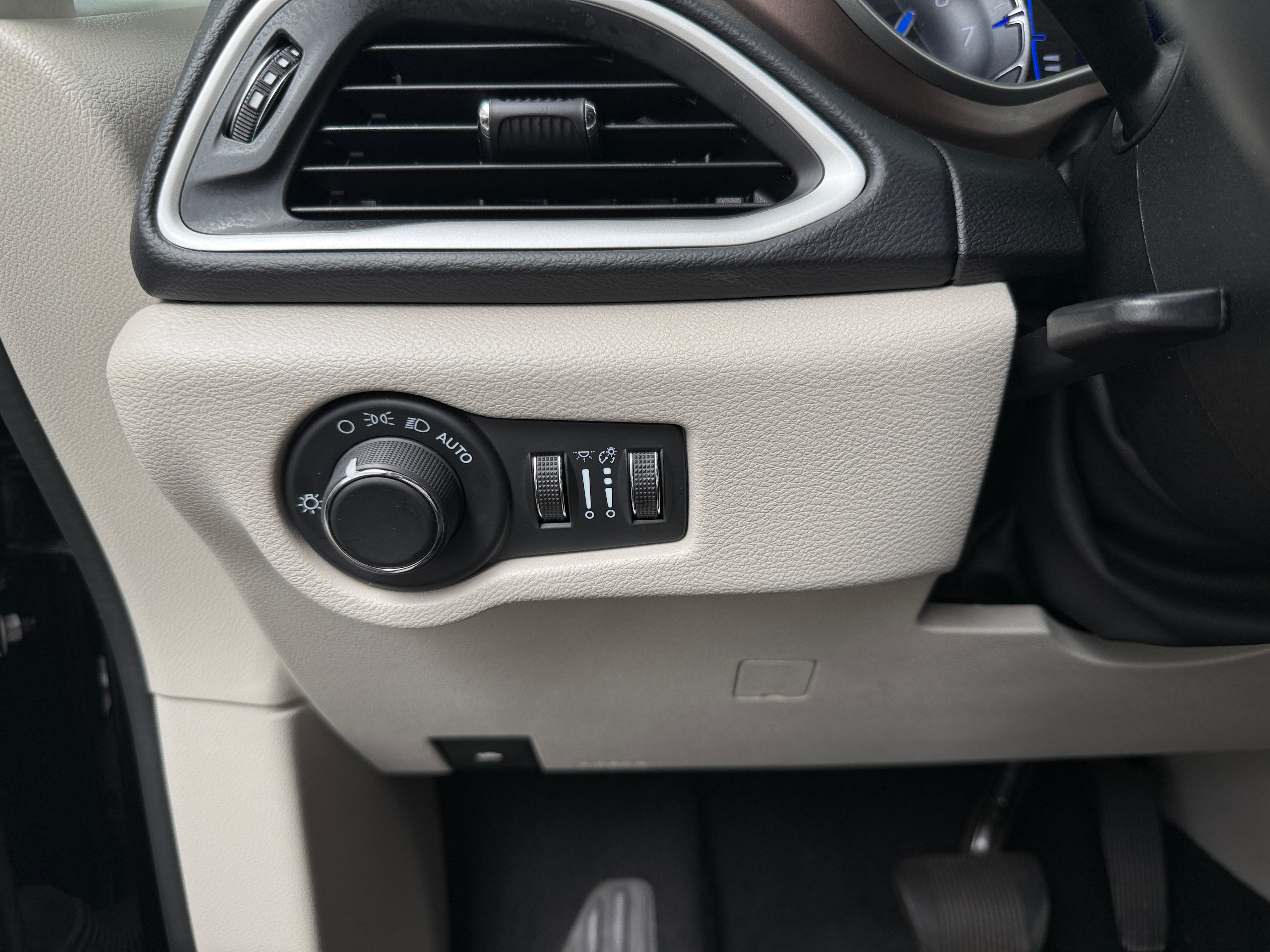 2023 Chrysler Voyager LX - Photo 15