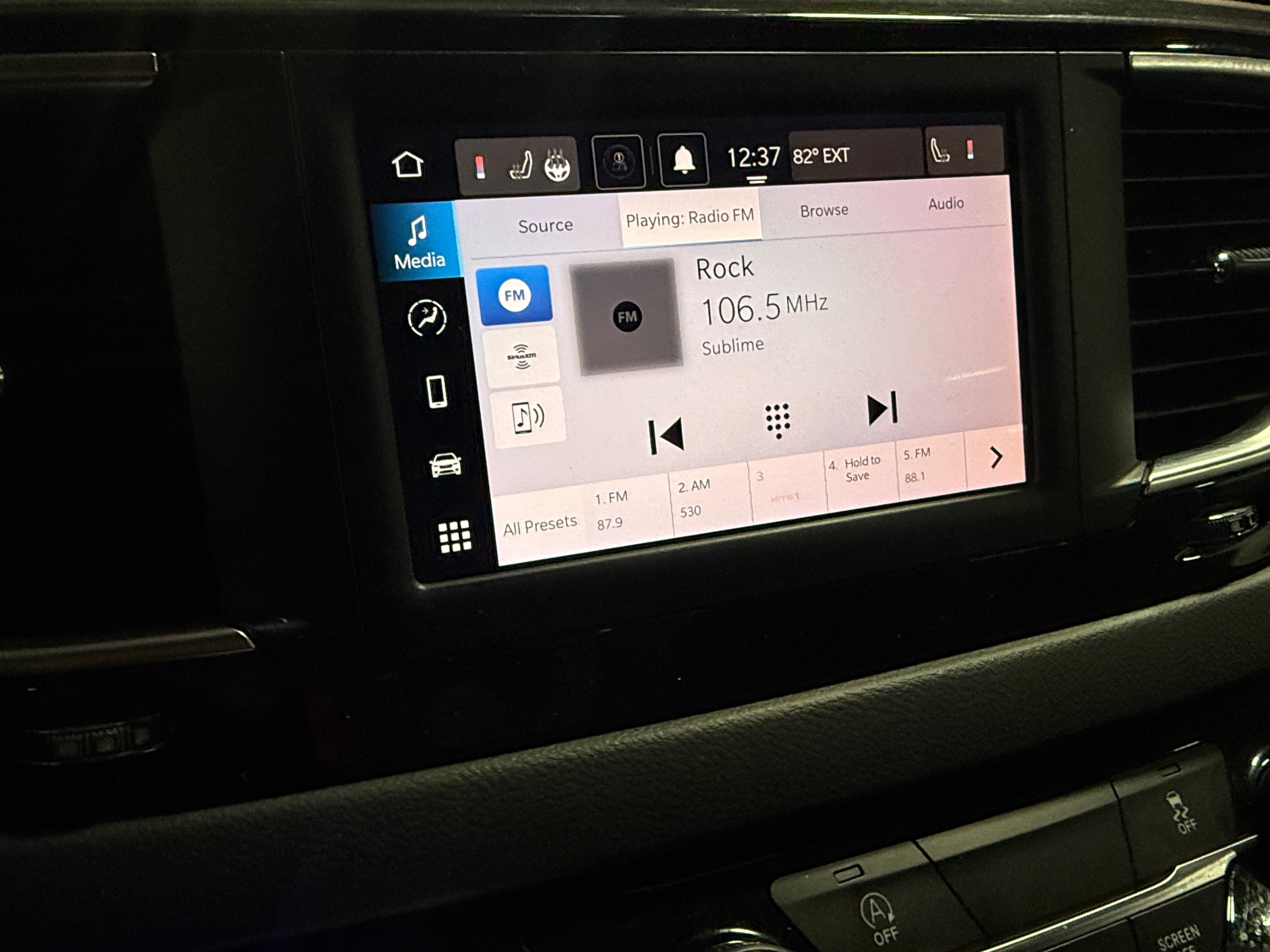 2023 Chrysler Voyager LX - Photo 17