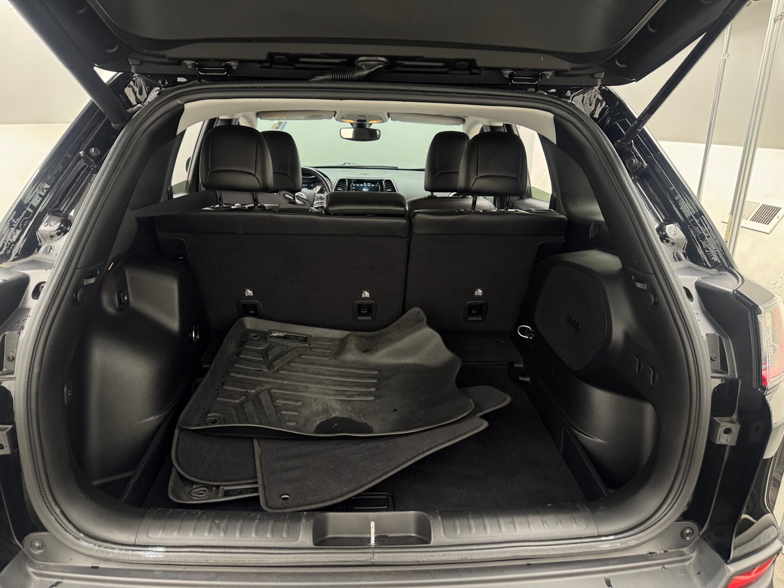 Thumbnail: 2019 Jeep Cherokee - 6