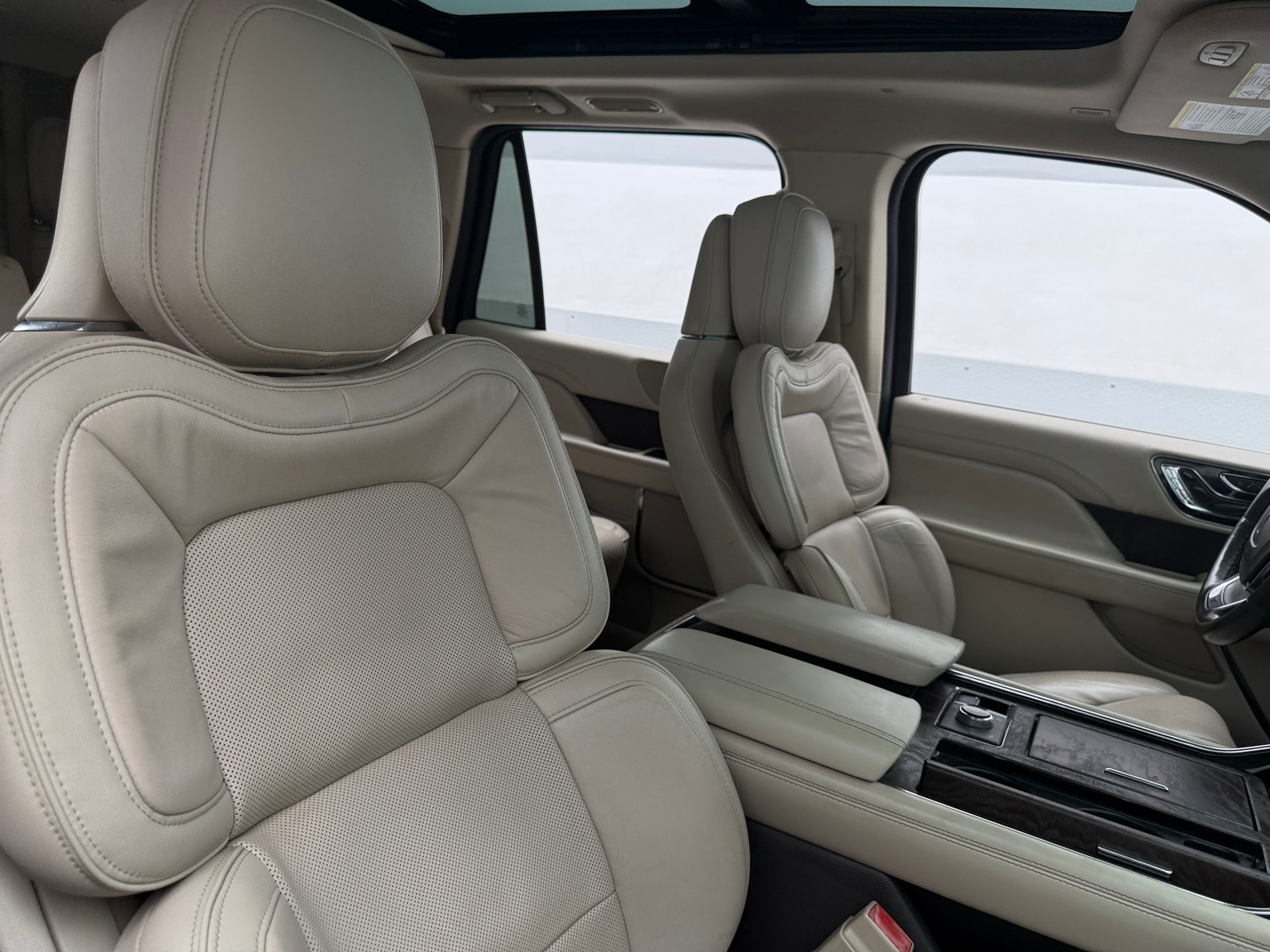 Thumbnail: 2019 Lincoln Navigator L - 2