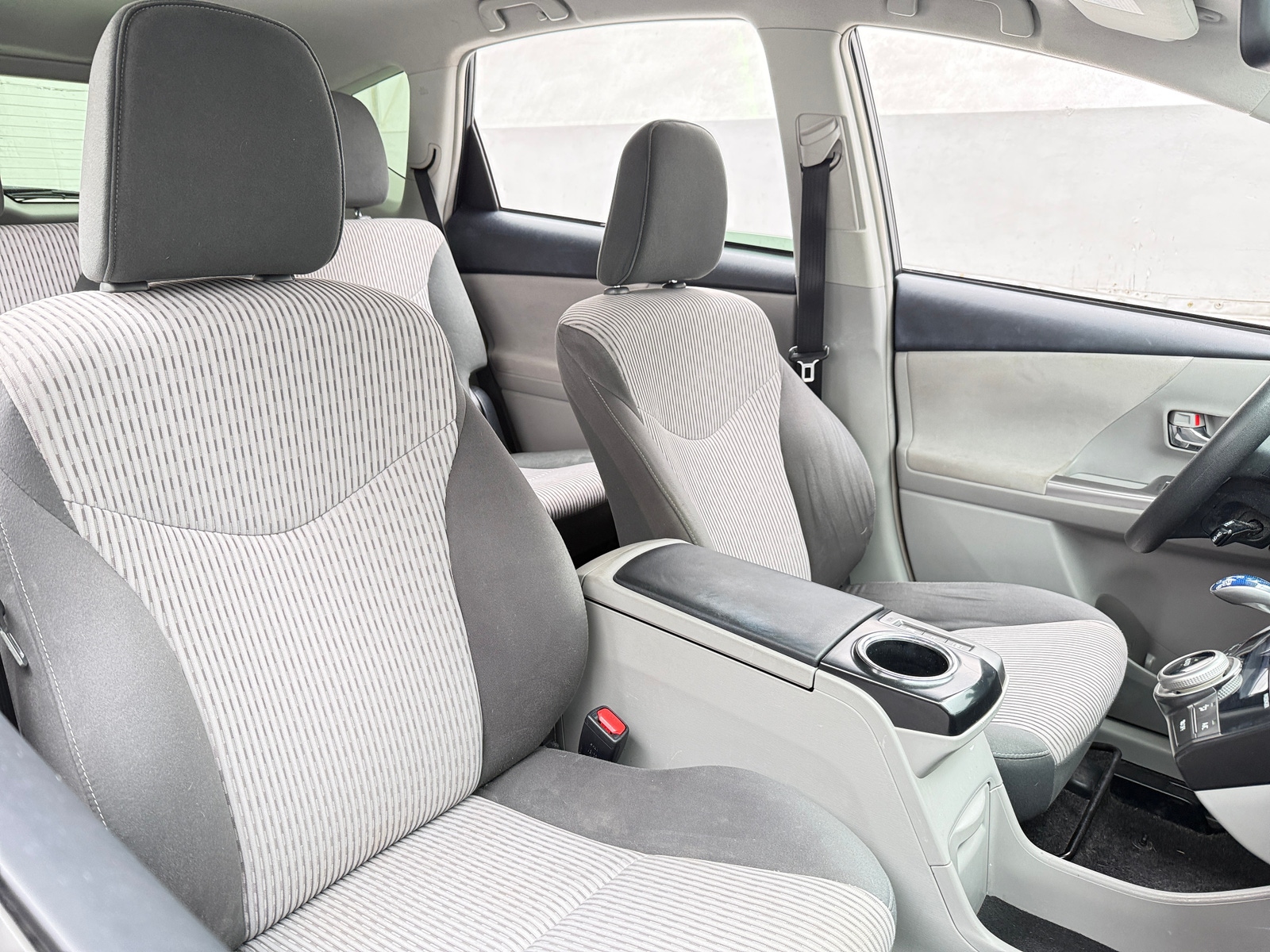 Thumbnail: 2017 Toyota Prius v - 2