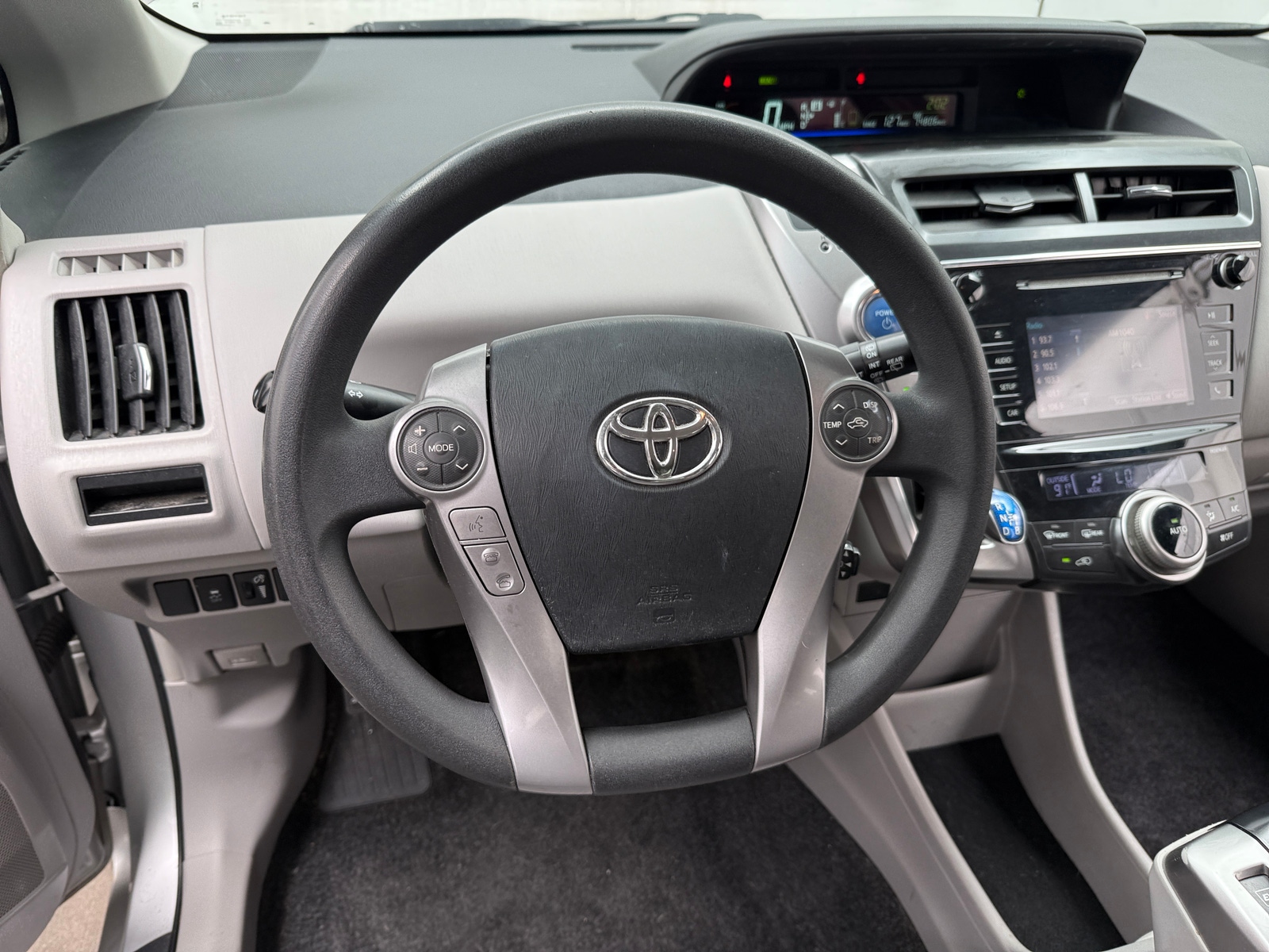 Thumbnail: 2017 Toyota Prius v - 4