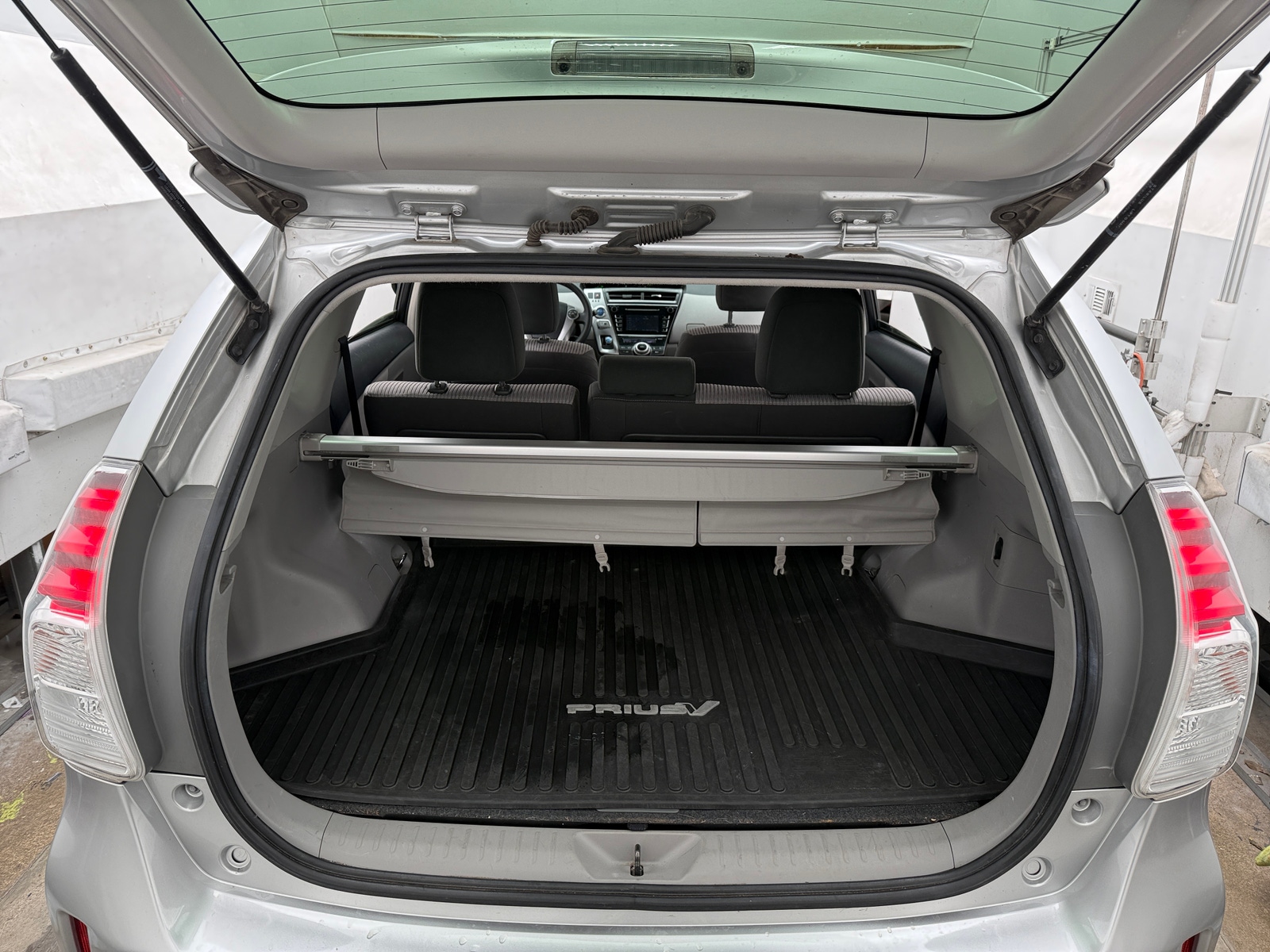 Thumbnail: 2017 Toyota Prius v - 6