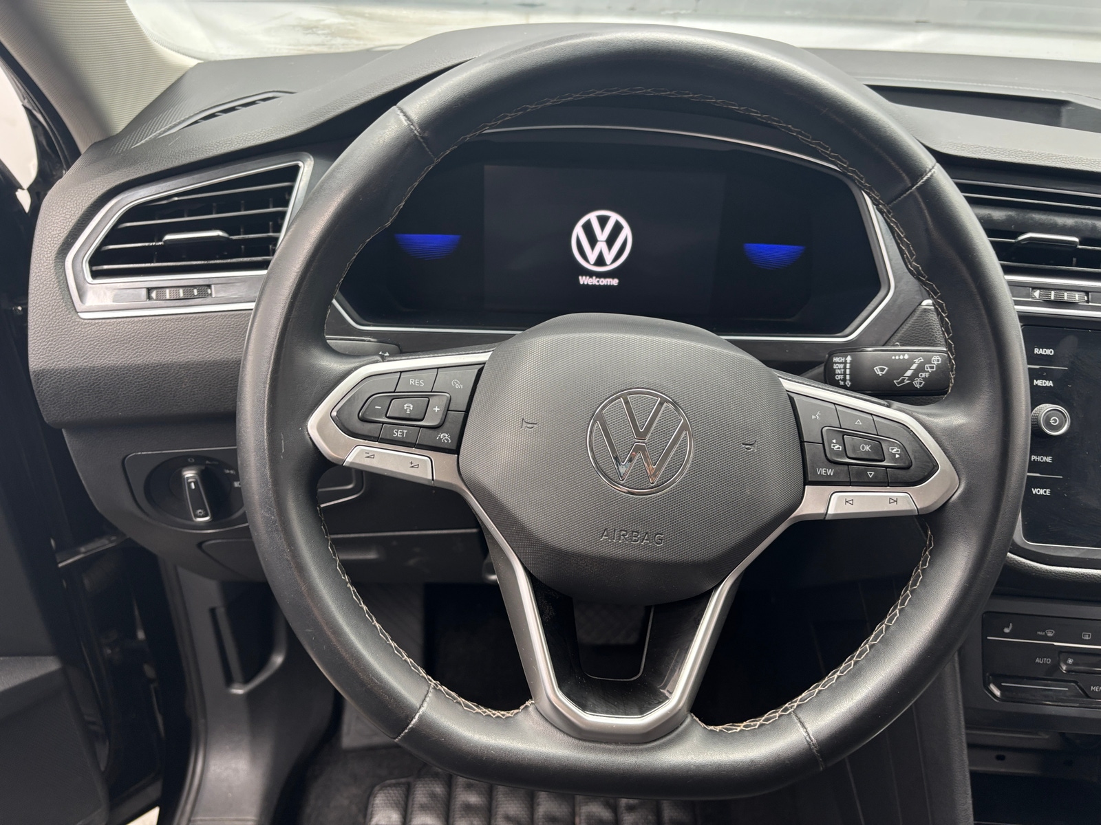 Thumbnail: 2022 Volkswagen Tiguan - 4