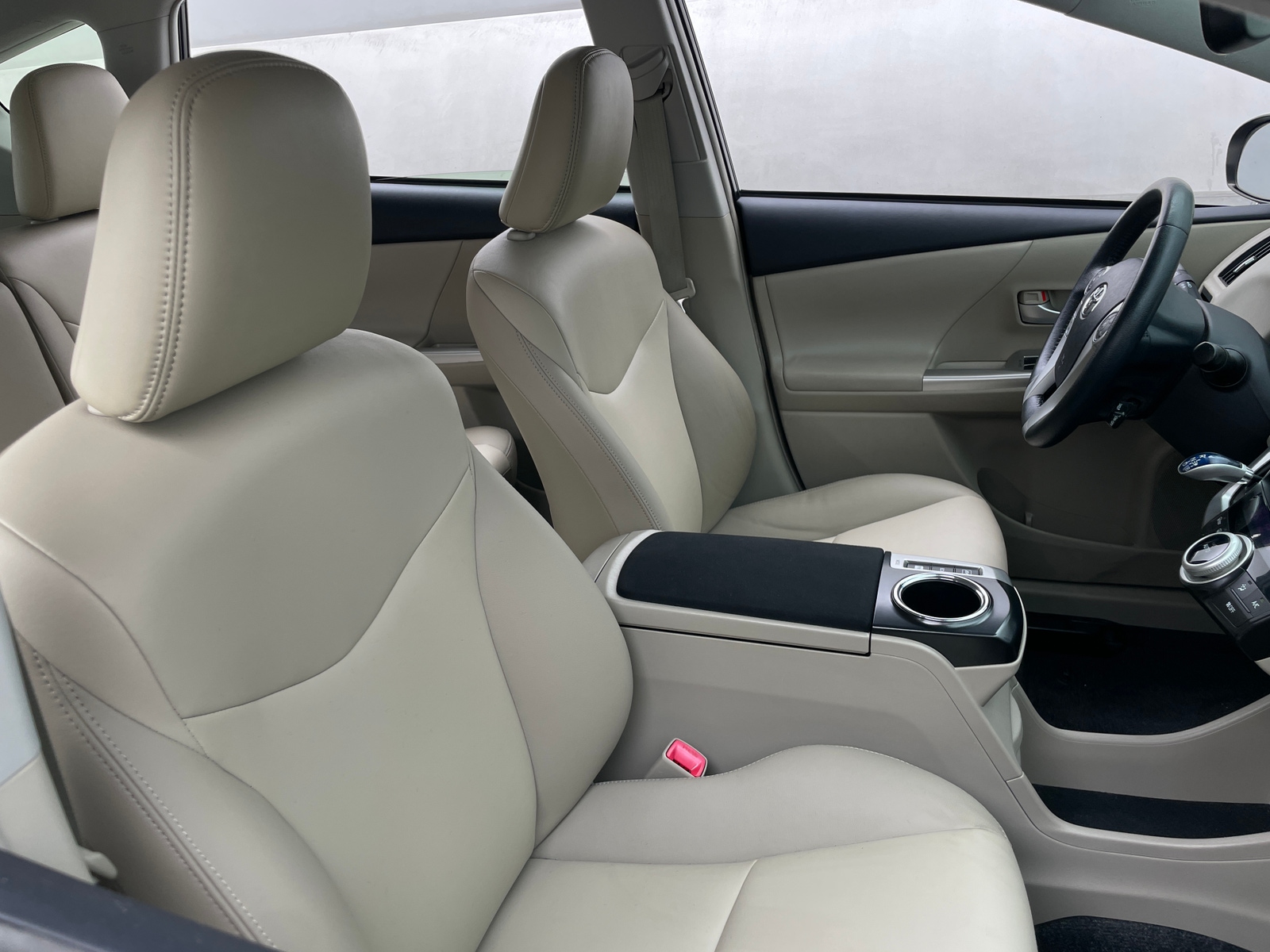 Thumbnail: 2014 Toyota Prius v - 2