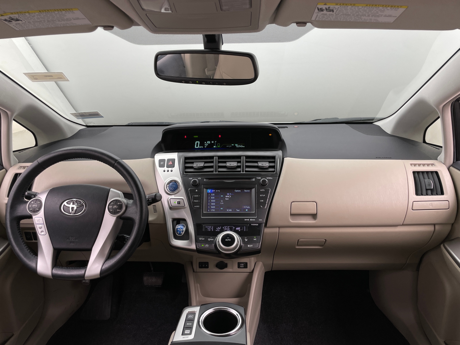Thumbnail: 2014 Toyota Prius v - 3