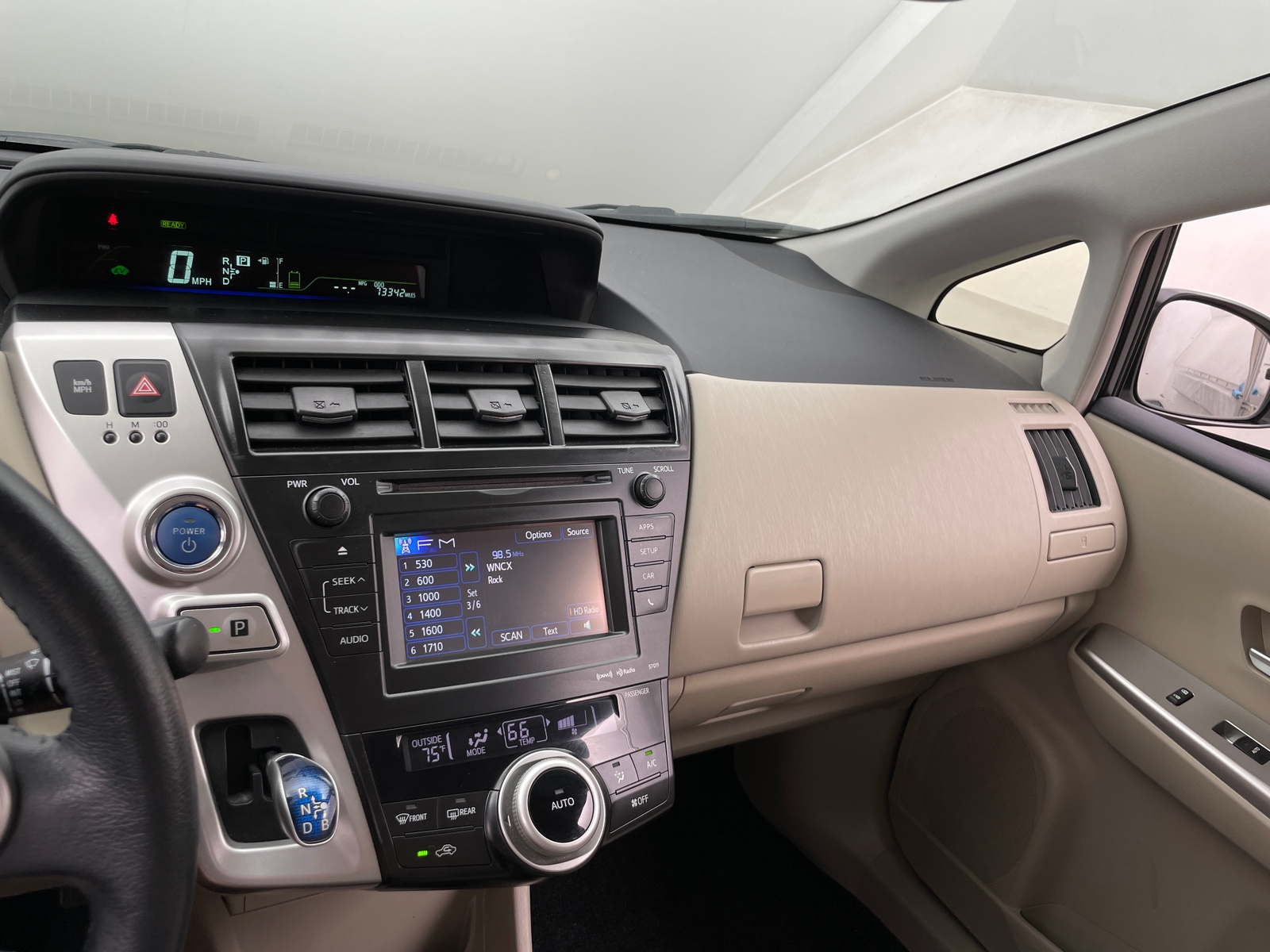 Thumbnail: 2014 Toyota Prius v - 4