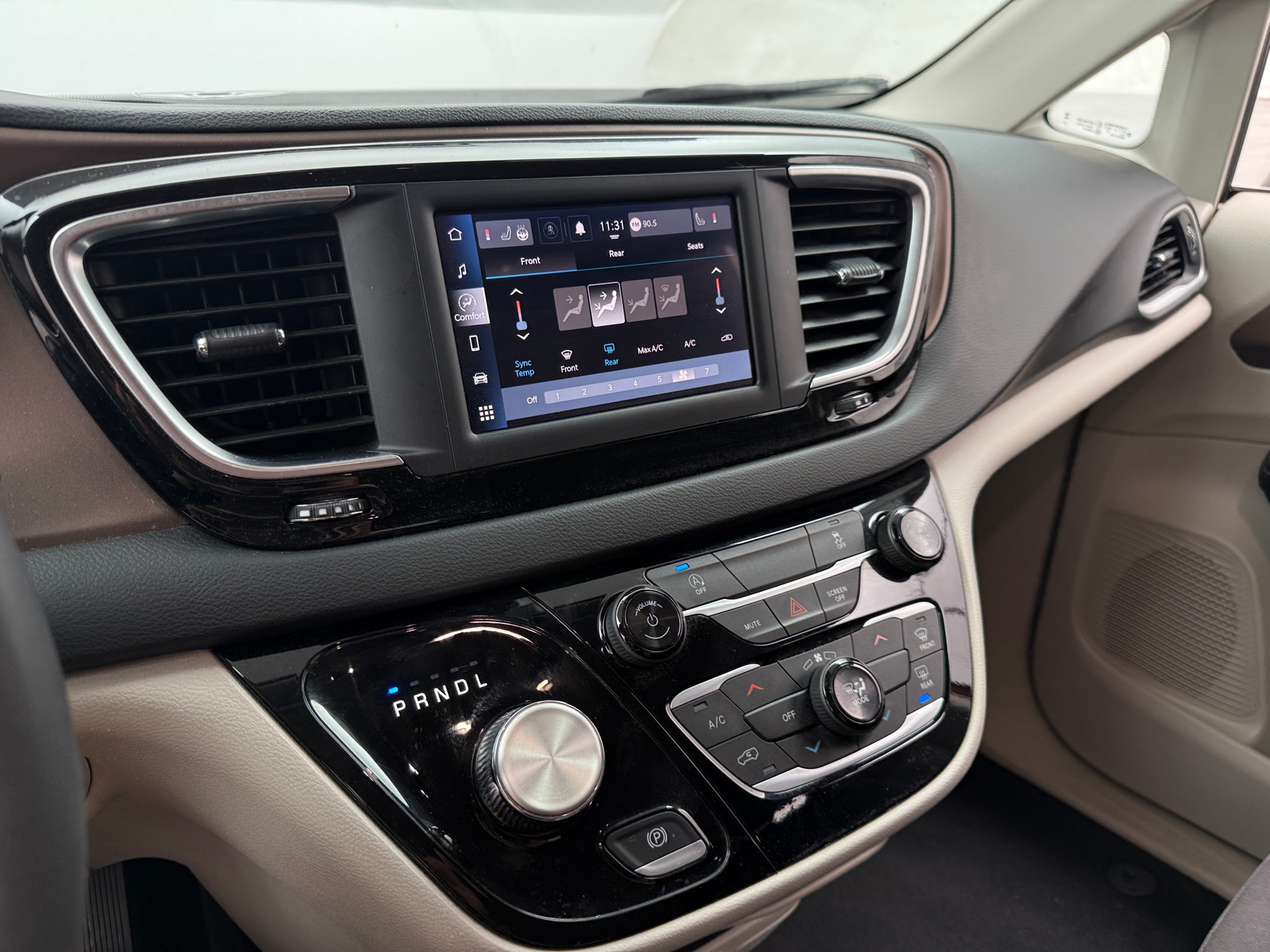 Thumbnail: 2023 Chrysler Voyager - 4