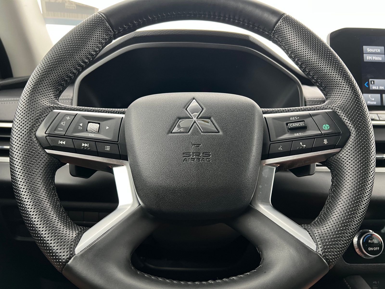 Thumbnail: 2023 Mitsubishi Outlander - 4