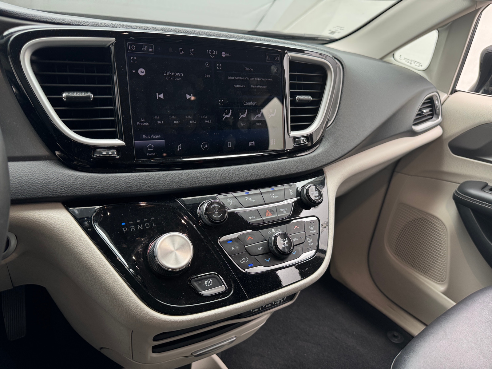 Thumbnail: 2024 Chrysler Pacifica - 3