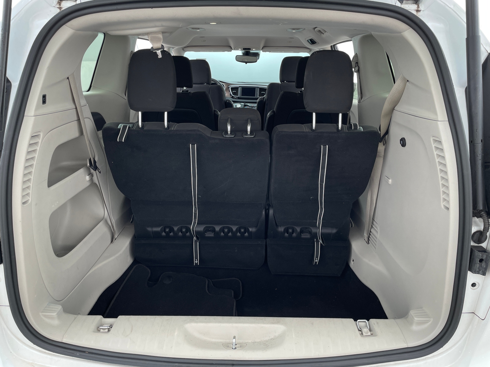 Thumbnail: 2023 Chrysler Voyager - 7