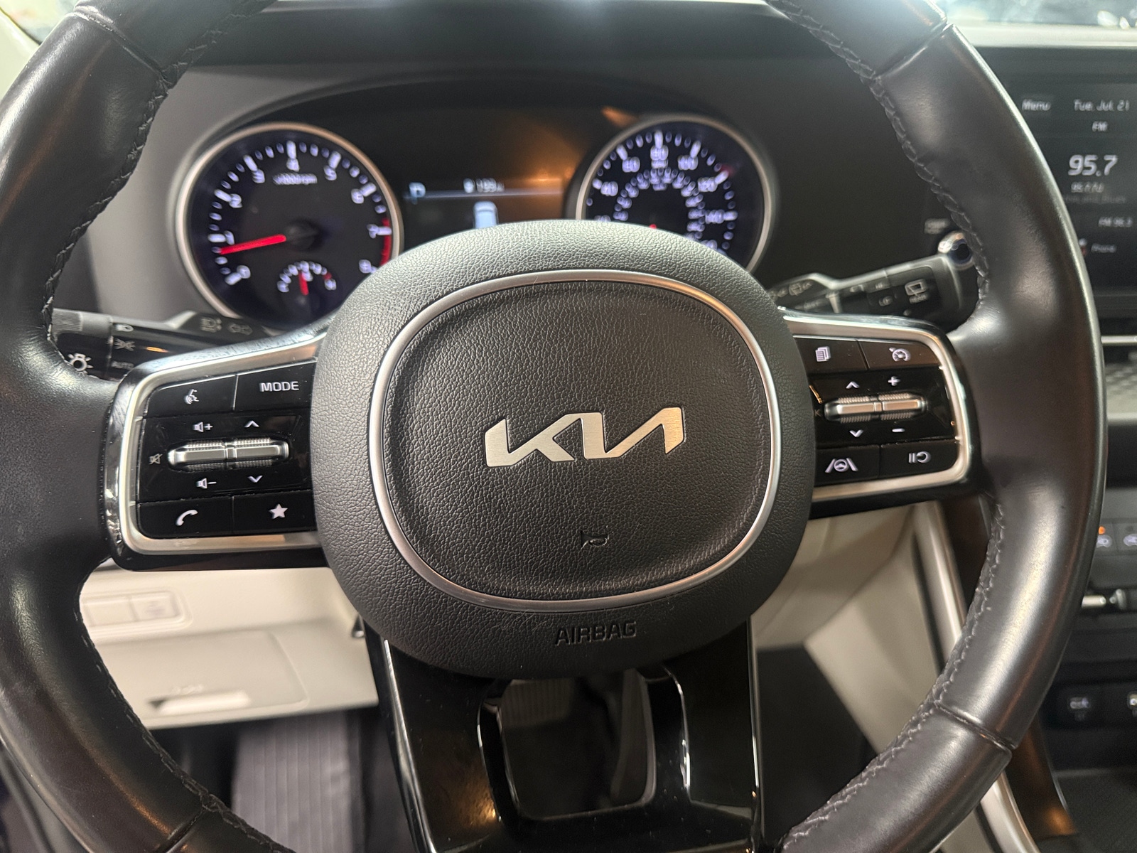 Thumbnail: 2023 Kia Carnival - 4