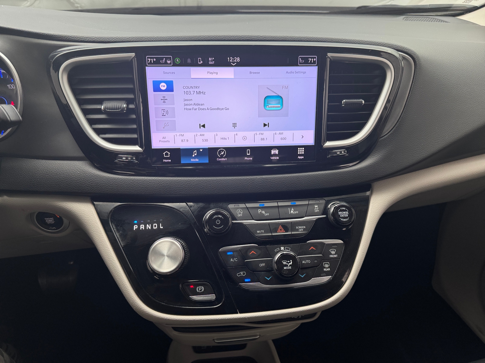 Thumbnail: 2024 Chrysler Pacifica - 3