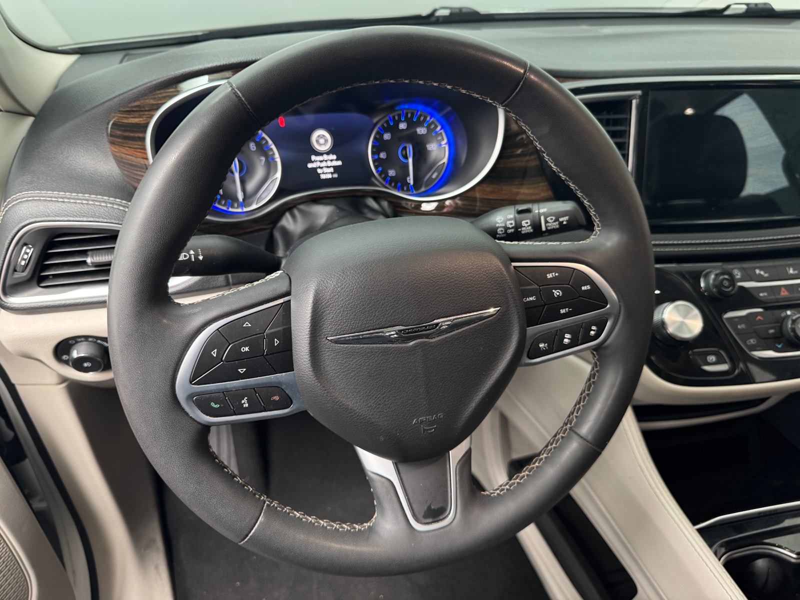 Thumbnail: 2023 Chrysler Pacifica - 4