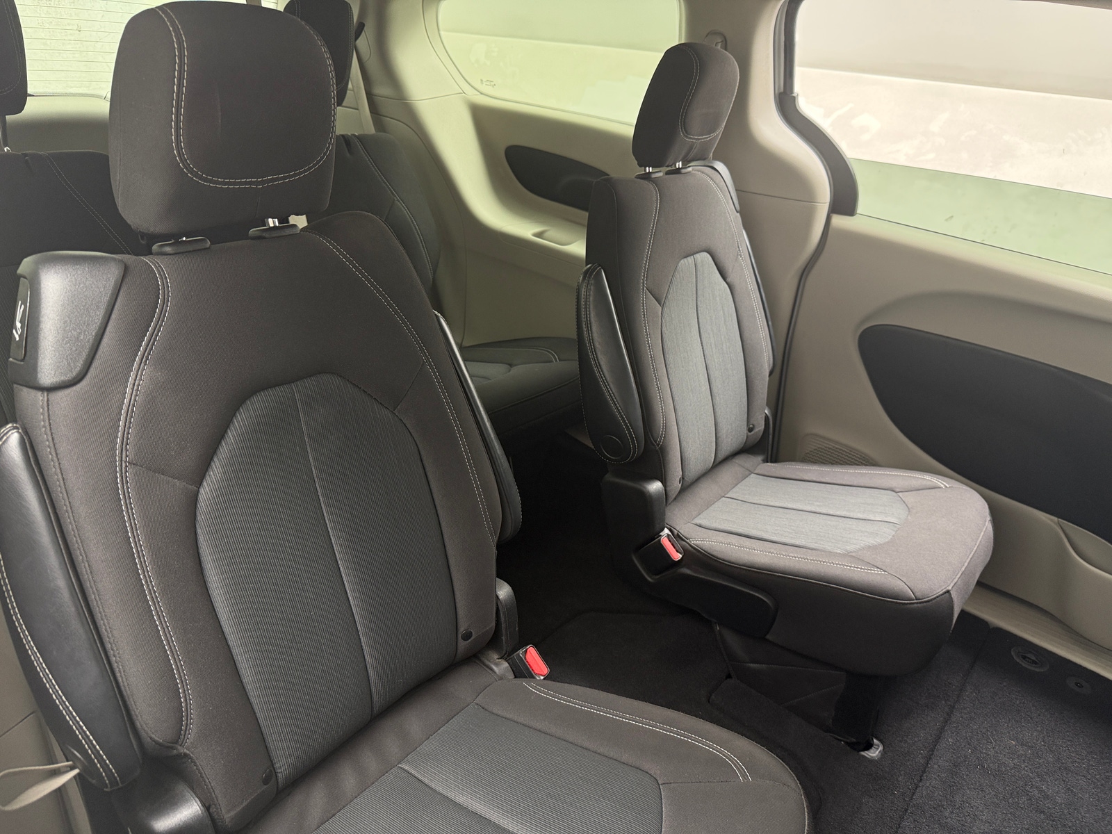 Thumbnail: 2022 Chrysler Voyager - 6