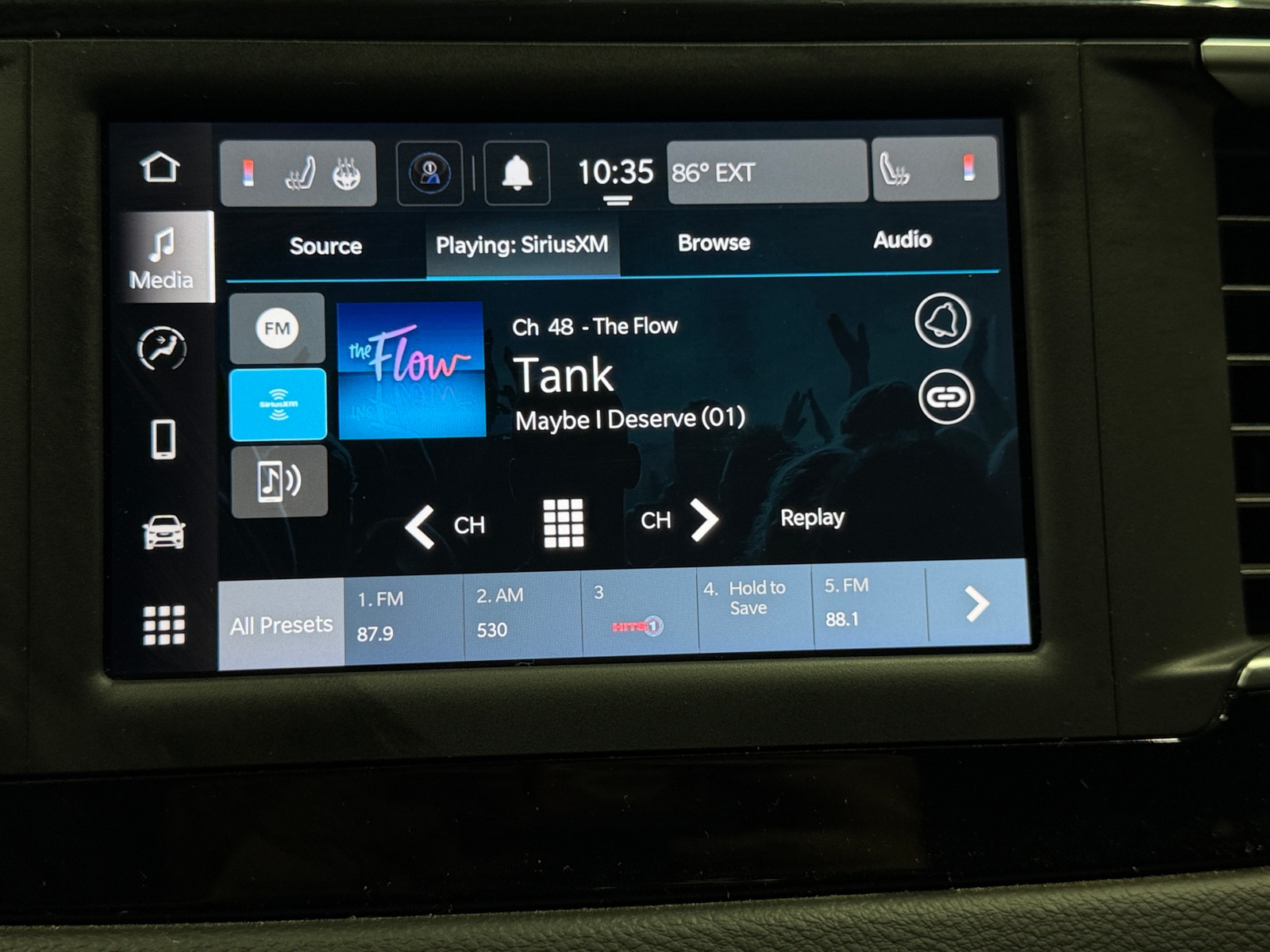 Thumbnail: 2022 Chrysler Voyager - 4