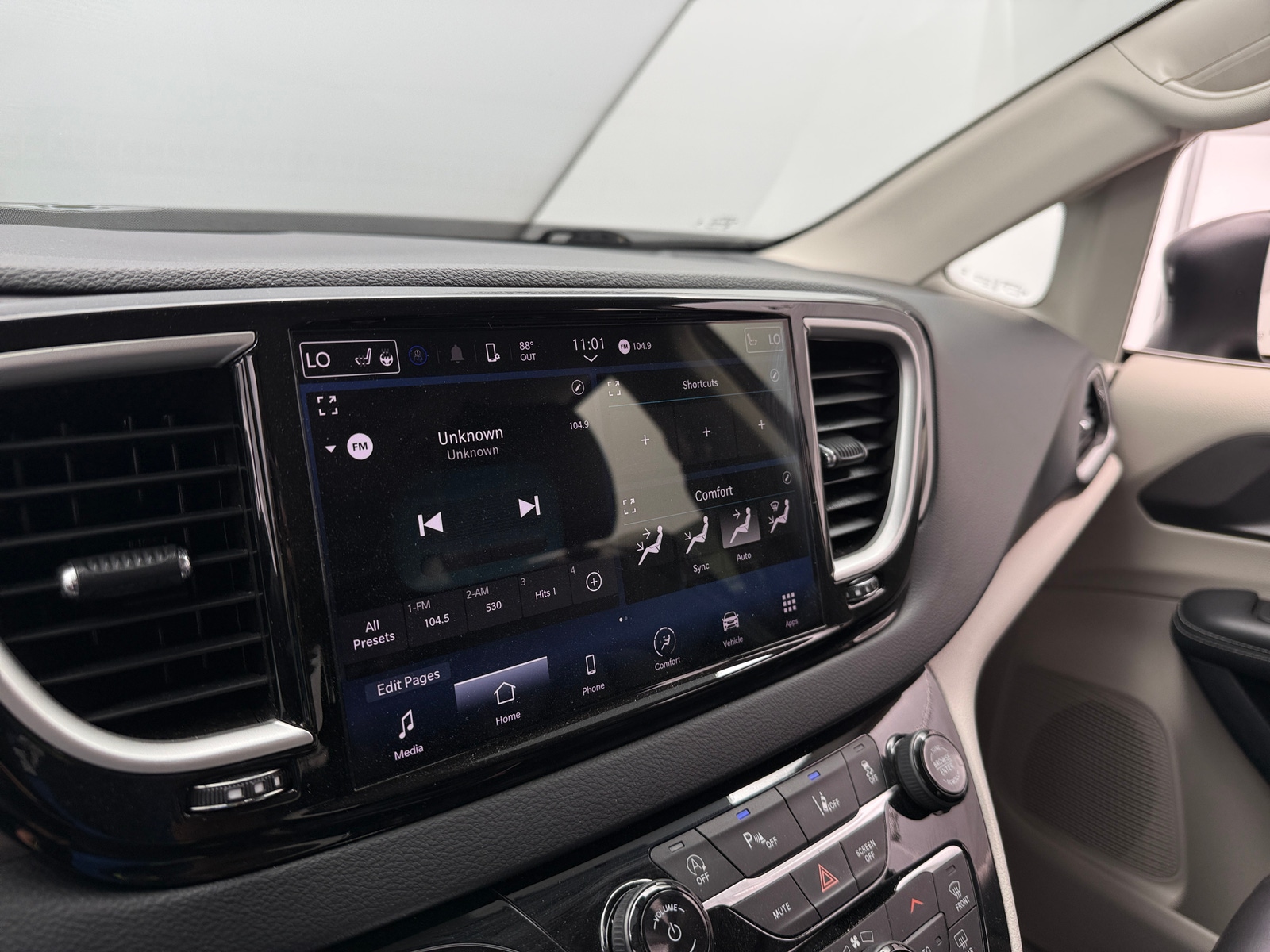 Thumbnail: 2023 Chrysler Pacifica - 3