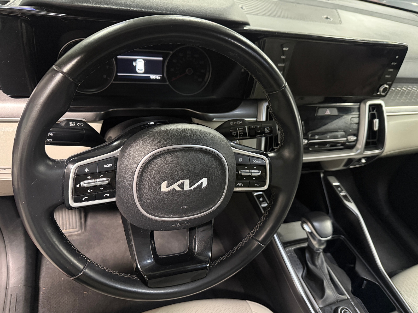 Thumbnail: 2023 Kia Sorento - 4
