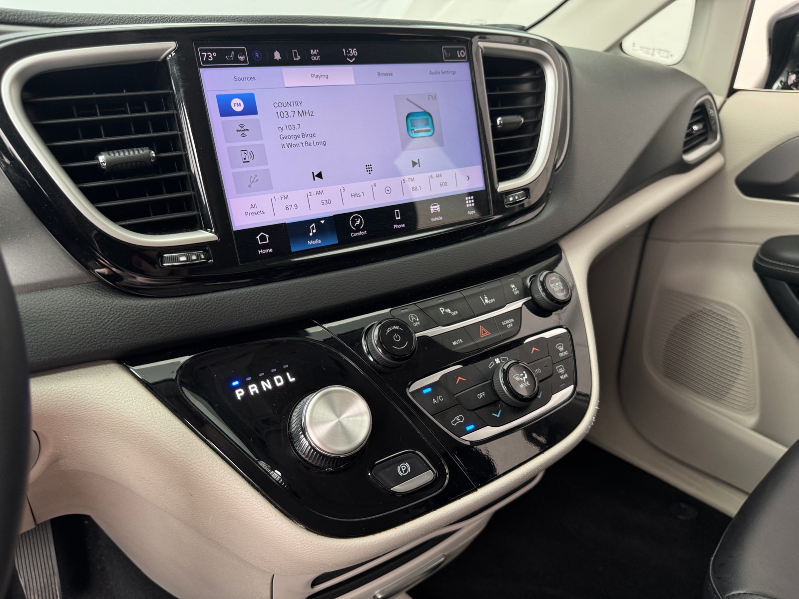 Thumbnail: 2024 Chrysler Pacifica - 3