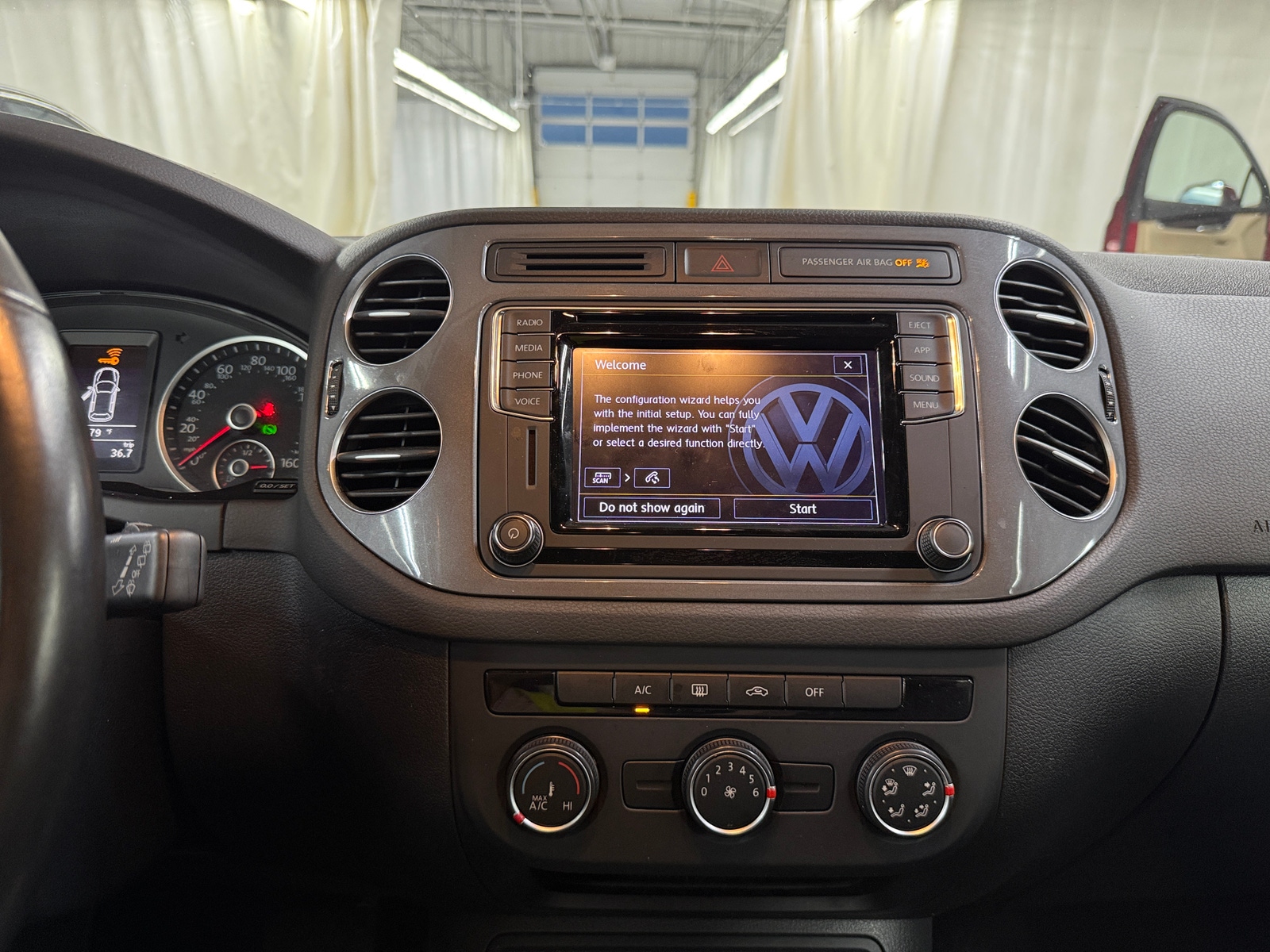 Thumbnail: 2017 Volkswagen Tiguan - 4
