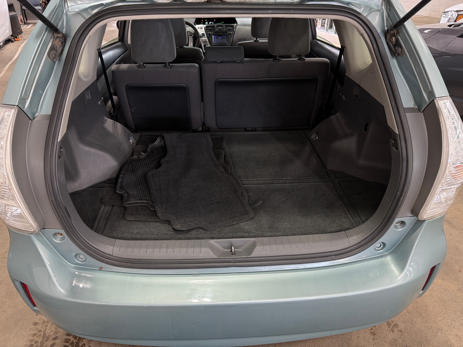 Thumbnail: 2014 Toyota Prius v - 7